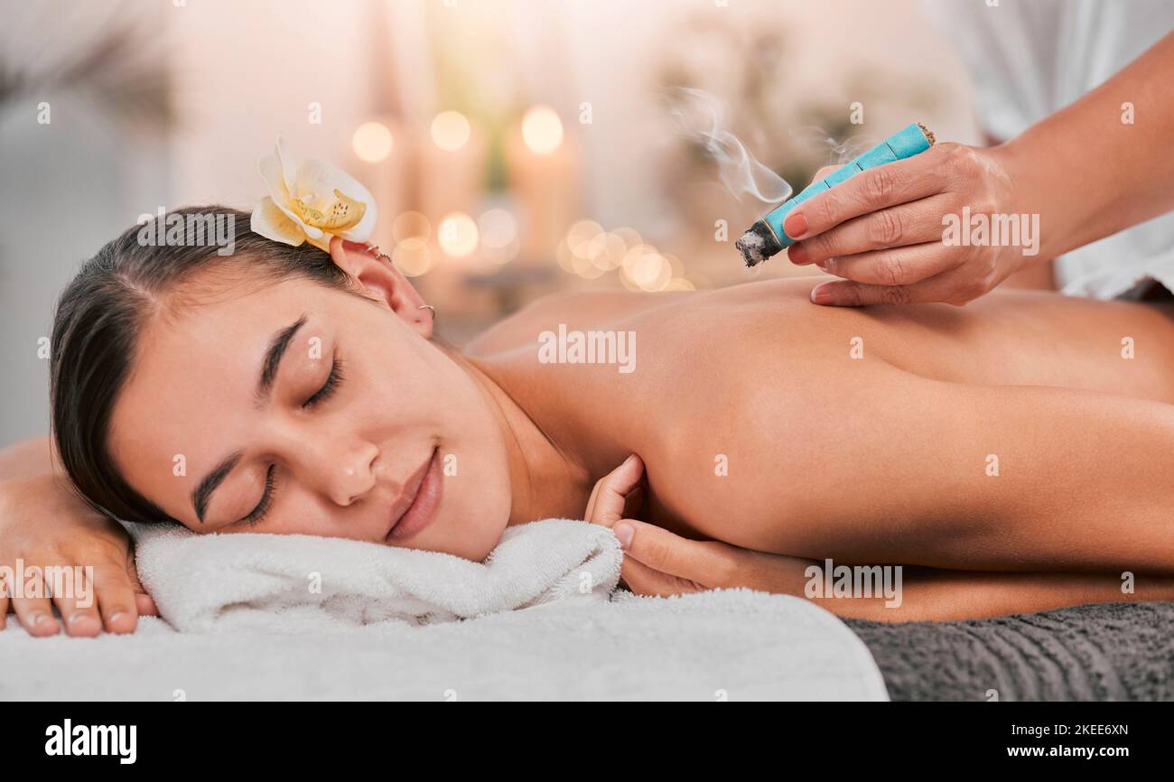 Spa, Entspannung und Luxus-Rauchtherapie oder Meditation für Zen psychische Gesundheit. Frau, Gesundheit Wellness und spirituelle Heilung für Chakra Energie oder Stockfoto
