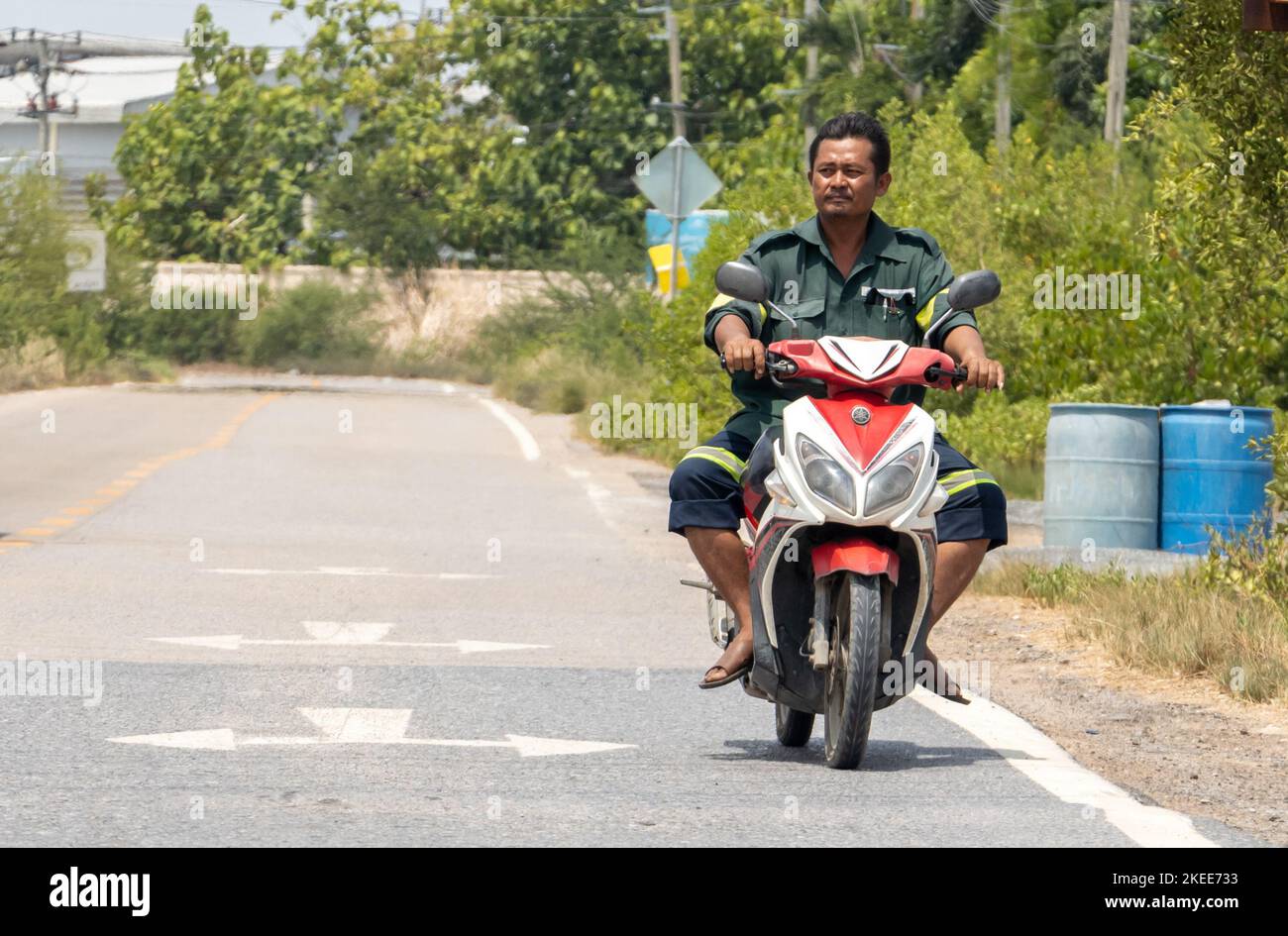 BANGKOK, THAILAND, JUNI 01 2022, Ein Mann fährt auf einem Motorrad auf einer Landstraße Stockfoto