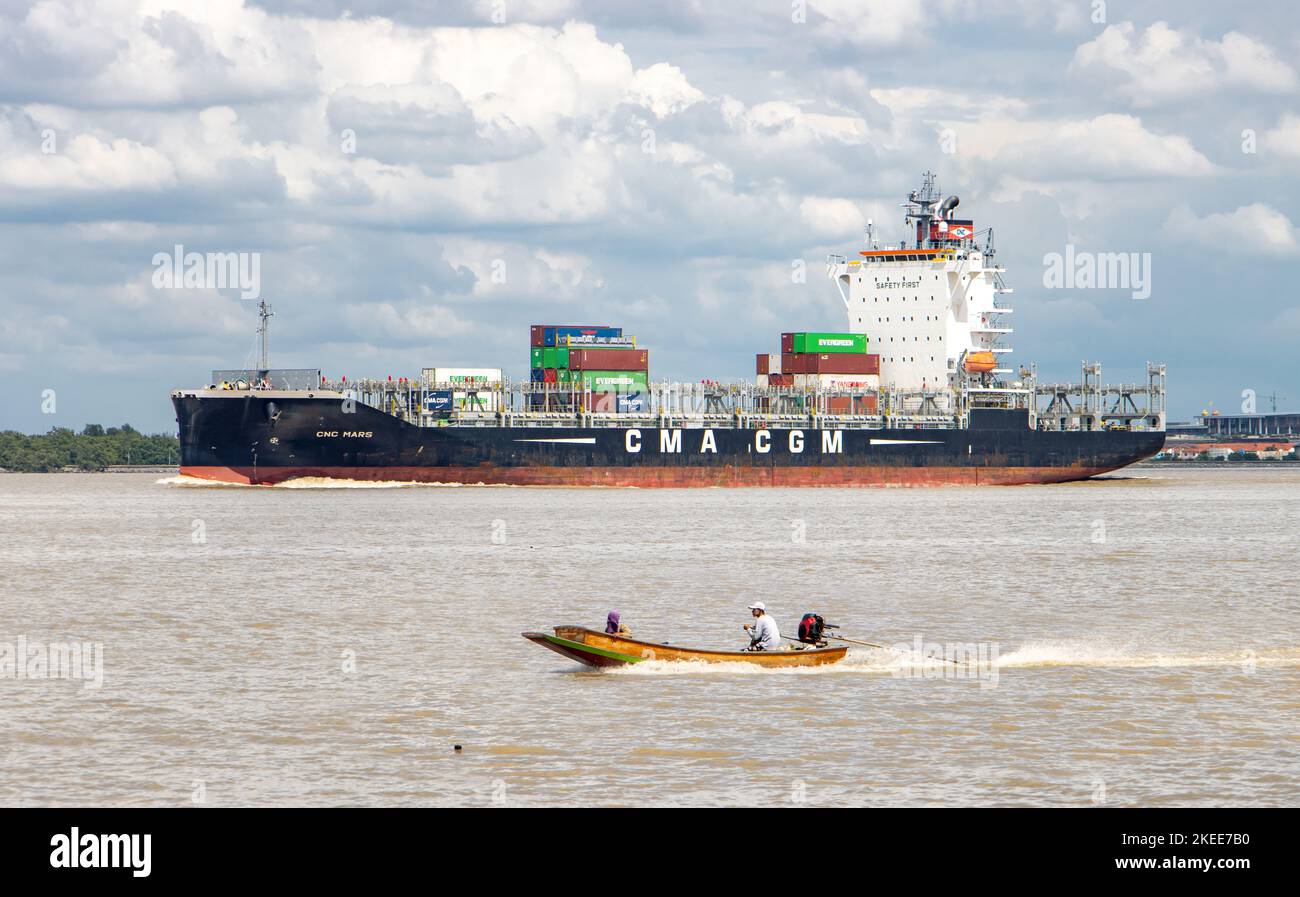 SAMUT PRAKAN, THAILAND, OCT 07 2022, das Containerschiff CNC MARS, beladen mit Containern, gelangt in den Chao Phraya River Stockfoto