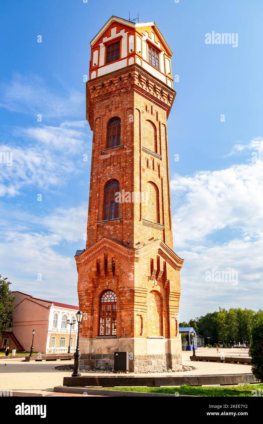 Staraya Russa, Russland - 28. August 2022: Alter Wasserturm auf dem Stadtplatz, Hauptattraktion der Stadt Stockfoto