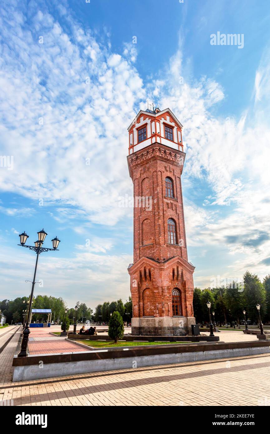 Staraya Russa, Russland - 28. August 2022: Alter Wasserturm auf dem Domplatz, Hauptattraktion der Stadt Stockfoto
