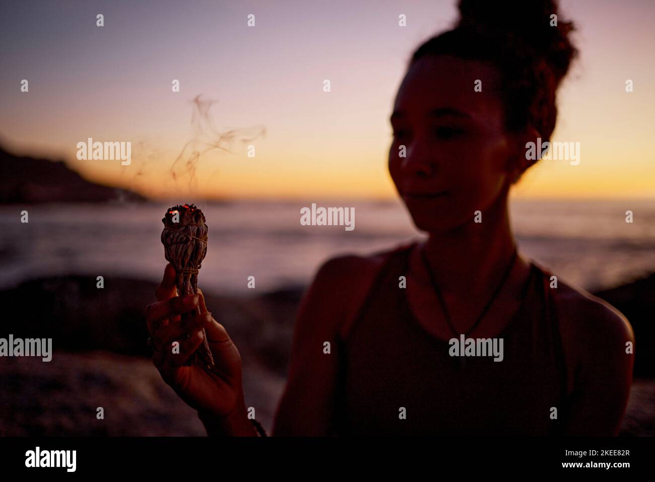 Brennender Salbei, Yoga und schwarze Frau mit Wellness und Meditation im Freien, Reinigungsritual bei Sonnenaufgang. Heilung, spirituell mit Chakra und Aromatherapie Stockfoto