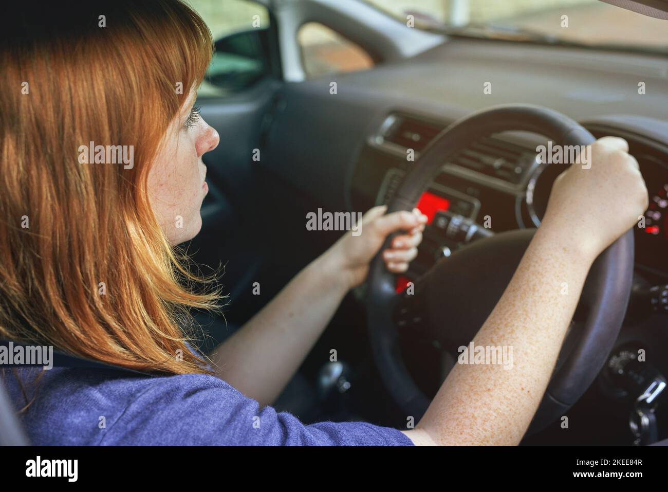 Konzentriert auf die Straße vor ihr. Eine junge Frau, die ein Auto fährt. Stockfoto