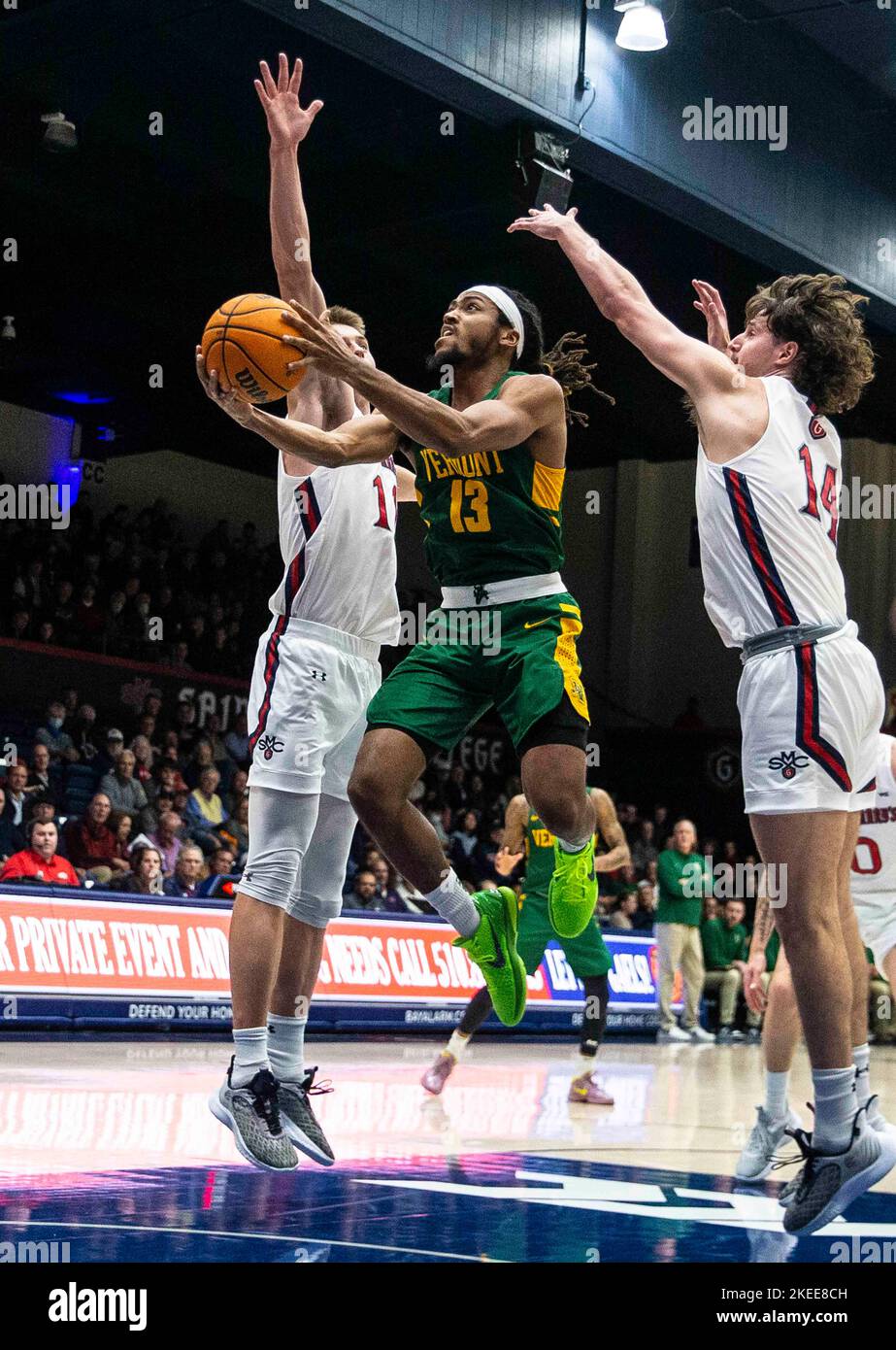 Moraga, CA, USA, 10.. November 2022. A. der Vermont-Wächter Dylan Penn (13) fährt während des NCAA Männer-Basketballspiels zwischen Vermont Catamount und den Saint Mary's Gaels zum Korb. Saint Mary's schlug Vermont 79-53 im University Credit Union Pavilion Moraga Calif. Thurman James/CSM/Alamy Live News Stockfoto