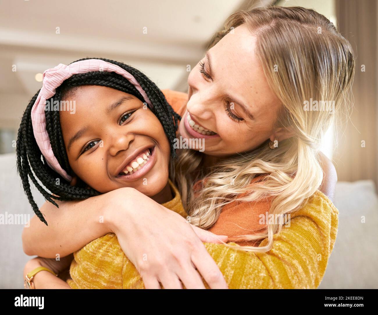 Glückliches Mädchen, Mutter und Mütter Tag im Wohnzimmer Sofa, lieben und entspannen zusammen in Brasilien Familie zu Hause. Kleines Kind, lächeln Eltern und Glück, Adoption Stockfoto