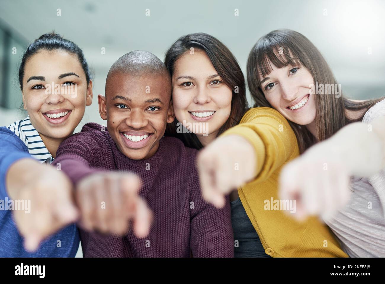 Wir möchten, dass Sie unserem Team beitreten. Porträt einer Gruppe von Menschen, die ihre Finger zusammen nach vorne zeigen. Stockfoto