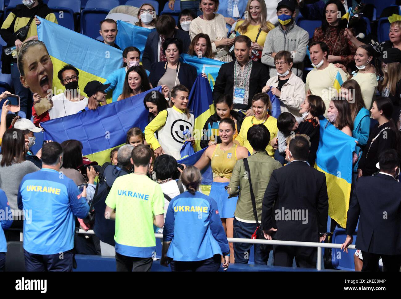 Tokio, Japan. 12.. November 2022. Marta Kostyuk aus der Ukraine ist von ukrainischen Anhängern umgeben, nachdem sie am Samstag, den 12. November 2022, die japanische Mayuka Uchijima beim Tennisturnier Billy Jean King Cup im Ariake Coliseum in Tokio besiegt hat. Kostyuk besiegte Uchijima 6-0, 6-3 und die Ukraine gewann das Play-off 3-1. Quelle: Yoshio Tsunoda/AFLO/Alamy Live News Stockfoto