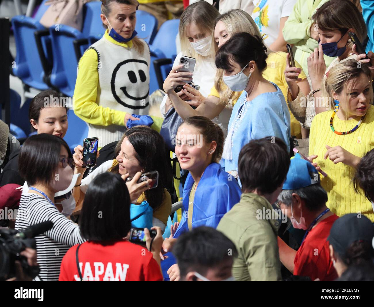 Tokio, Japan. 12.. November 2022. Marta Kostyuk aus der Ukraine ist von ukrainischen Anhängern umgeben, nachdem sie am Samstag, den 12. November 2022, die japanische Mayuka Uchijima beim Tennisturnier Billy Jean King Cup im Ariake Coliseum in Tokio besiegt hat. Kostyuk besiegte Uchijima 6-0, 6-3 und die Ukraine gewann das Play-off 3-1. Quelle: Yoshio Tsunoda/AFLO/Alamy Live News Stockfoto