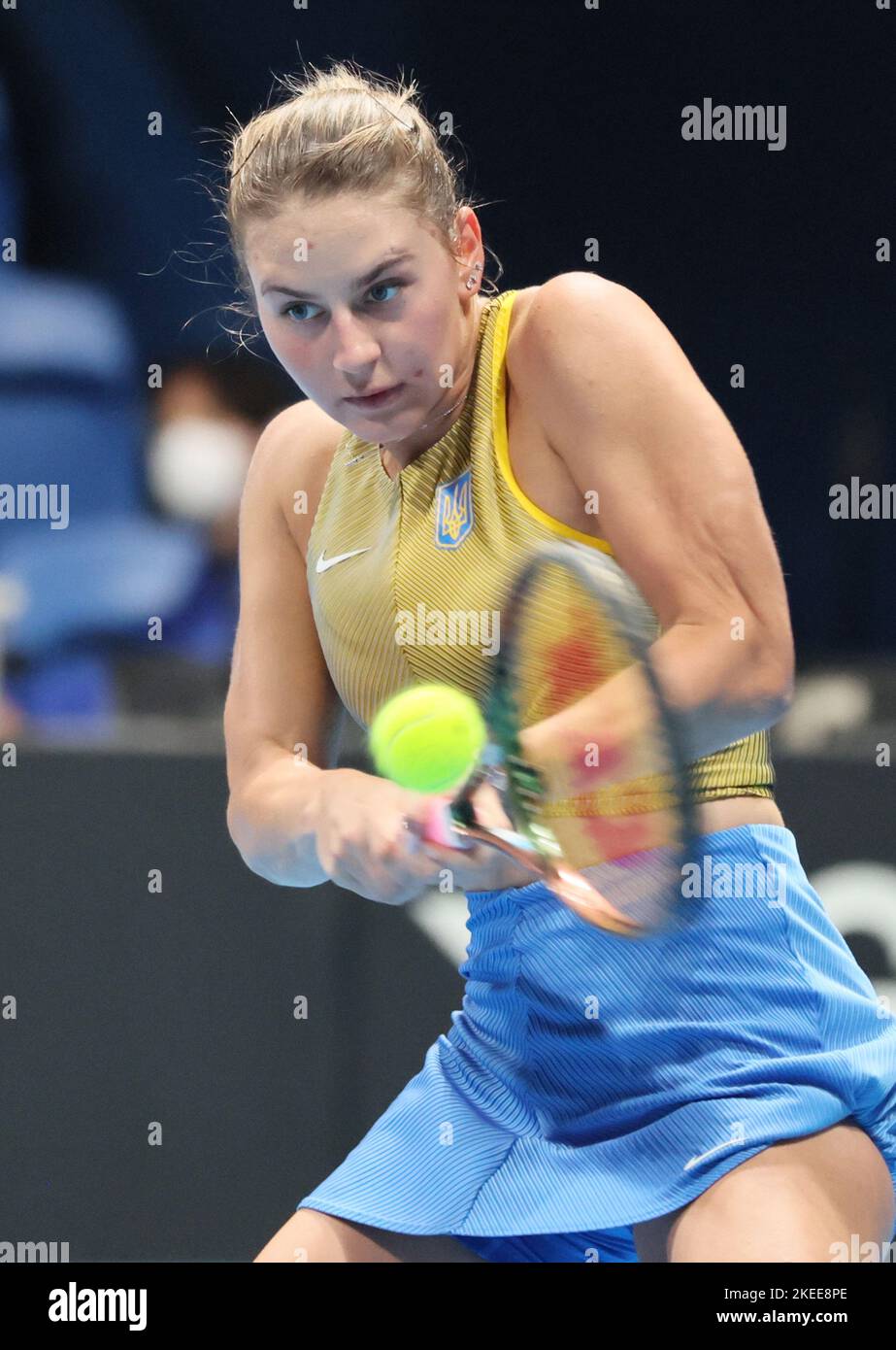 Tokio, Japan. 12.. November 2022. Marta Kostyuk aus der Ukraine gibt am Samstag, den 12. November 2022, beim Weltgruppenspiel des Billy Jean King Cup im Ariake Coliseum in Tokio den Ball gegen die japanische Mayuka Uchijima zurück. Kostyuk besiegte Uchijima 6-0, 6-3 und die Ukraine gewann das Play-off 3-1. Quelle: Yoshio Tsunoda/AFLO/Alamy Live News Stockfoto