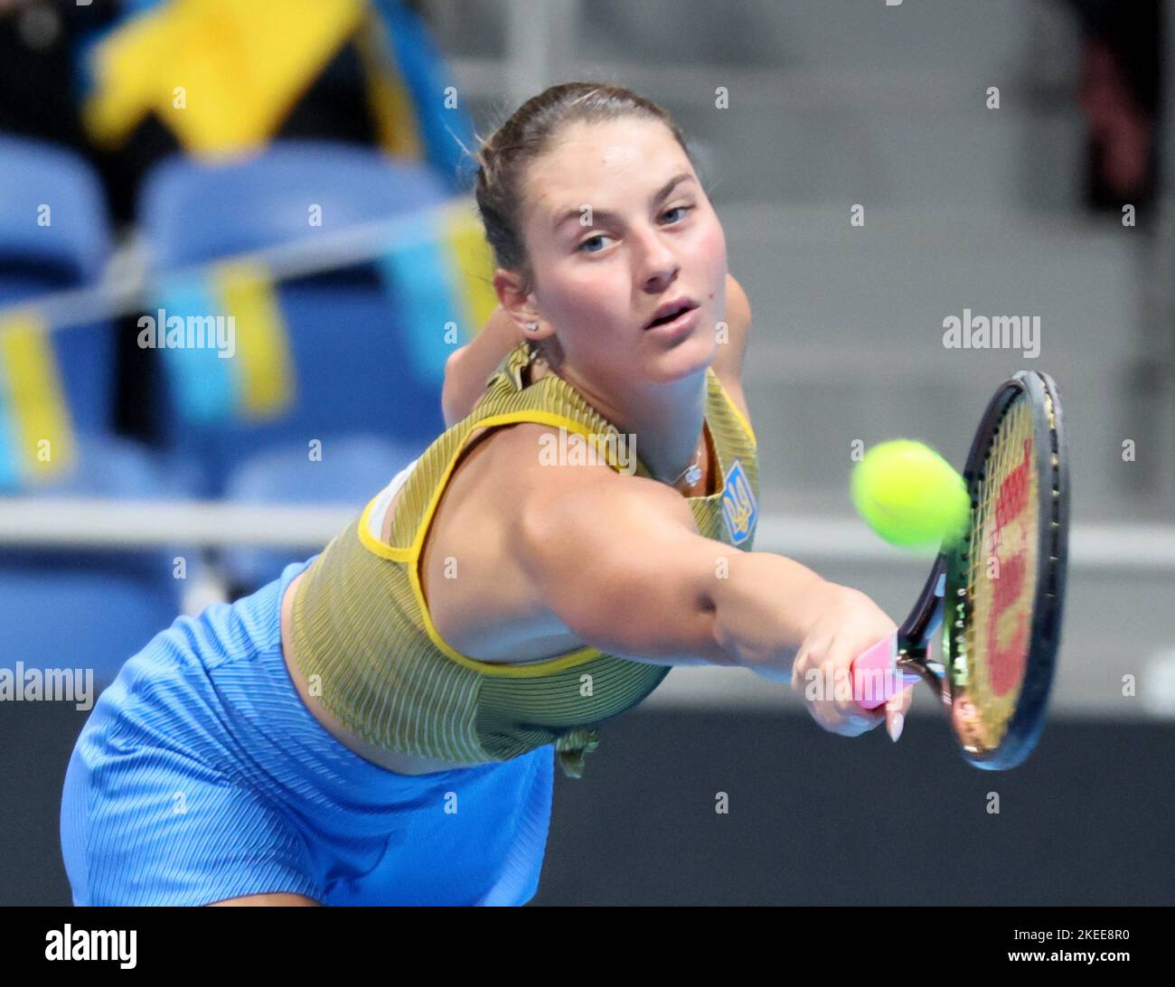 Tokio, Japan. 12.. November 2022. Marta Kostyuk aus der Ukraine gibt am Samstag, den 12. November 2022, beim Weltgruppenspiel des Billy Jean King Cup im Ariake Coliseum in Tokio den Ball gegen die japanische Mayuka Uchijima zurück. Kostyuk besiegte Uchijima 6-0, 6-3 und die Ukraine gewann das Play-off 3-1. Quelle: Yoshio Tsunoda/AFLO/Alamy Live News Stockfoto