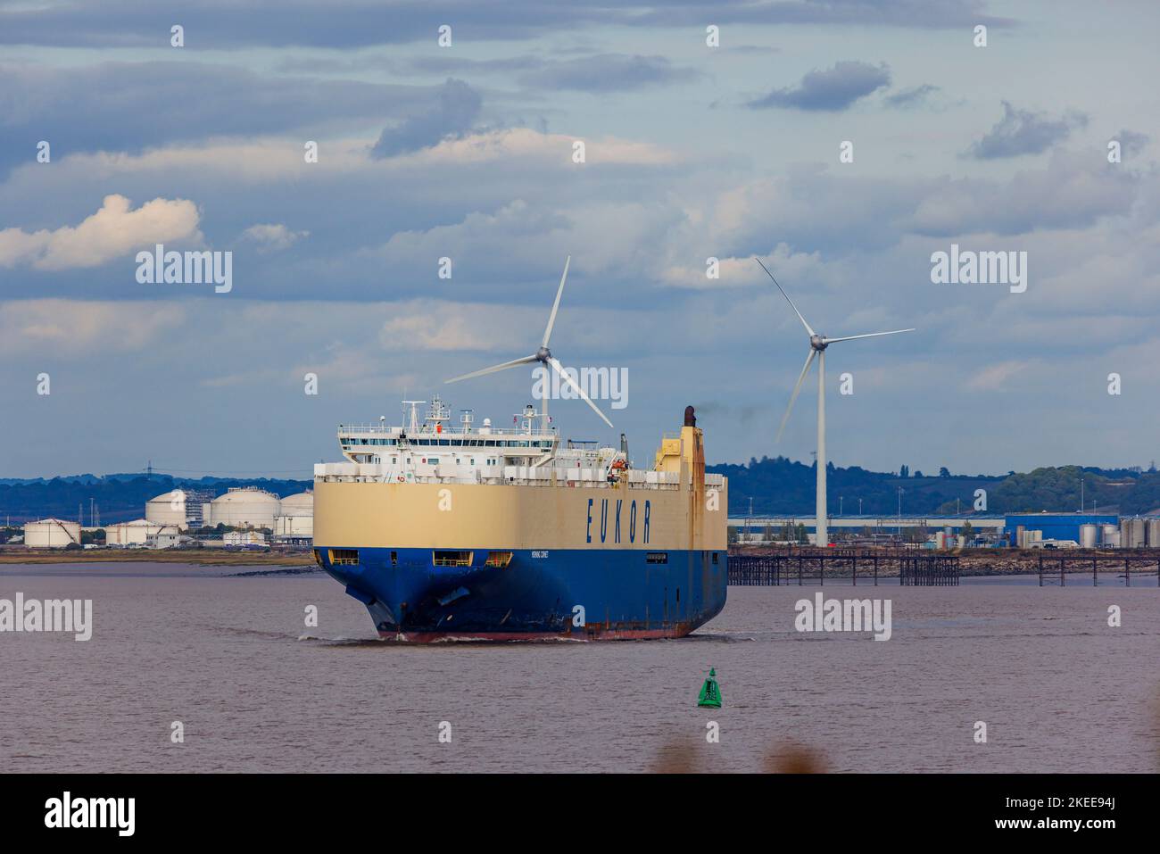RoRo mit Windturbinen im Hintergrund Stockfoto