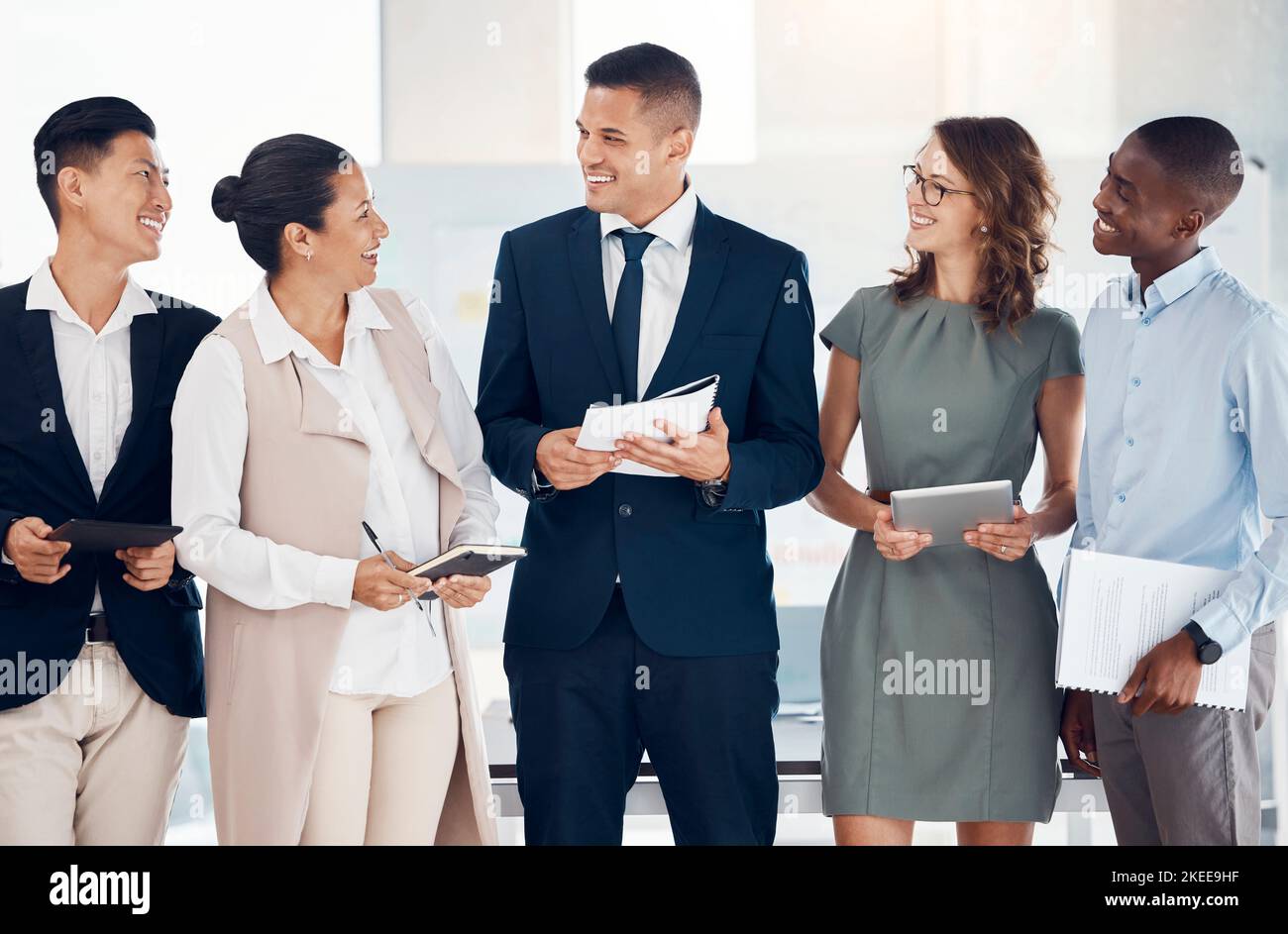 Führung, Teamarbeit und Gruppe von Geschäftsleuten im Büro für Workshop mit Tablet und Büchern. Vielfalt, Zusammenarbeit und zufriedene Mitarbeiter in Stockfoto