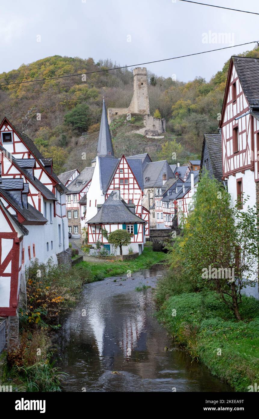 Monreal, Deutschland. 04.. November 2022. Zahlreiche Fachwerkhäuser säumen den Elzbach, der durch das Dorf fließt. Auf dem Hügel dahinter steht die Burg Philippsburg. Quelle: Viola Lopes/dpa/Alamy Live News Stockfoto