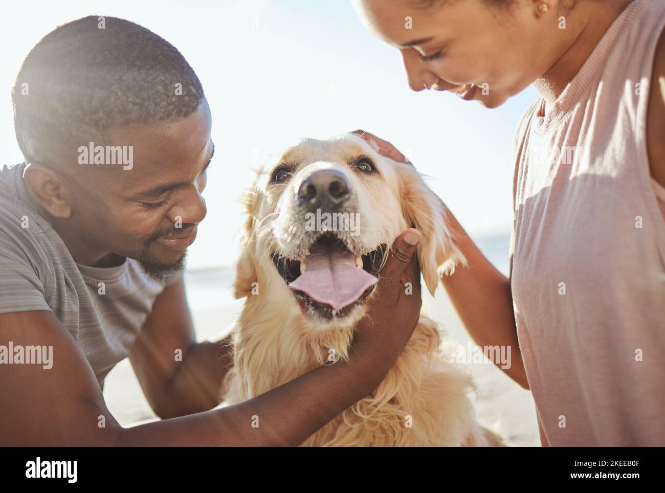 Paar, Hund und Liebe, zusammen am Strand für lustige Reise, glücklich und Haustiere Tier mit Sorgfalt. Bonding, verbringen hochwertige Zeit und schwarzer Mann mit Frau durch die Stockfoto