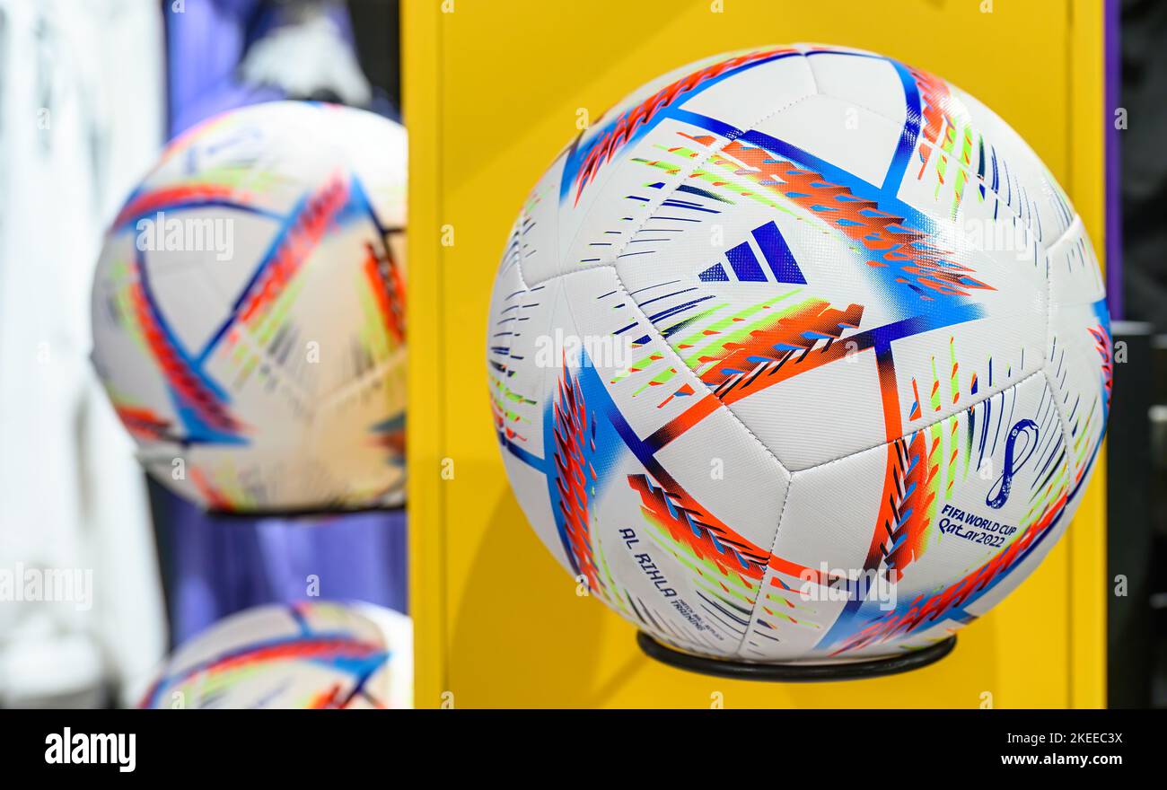 Al Rihla Adidas Fußball Stockfoto