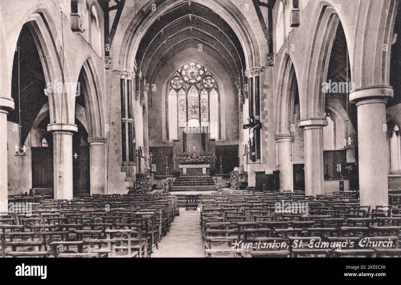 Das Innere der St. Edmund's Church, Hunstanton, Norfolk mit Blick nach Osten, nach einer Postkarte aus dem Jahr 1930. Die Kirche wurde von Frederick Preedy entworfen und die Bauarbeiten begannen 1865. Das ursprüngliche Design forderte einen nordwestlichen Turm, aber dieser wurde nie aus Mangel an Mitteln gebaut. Stockfoto