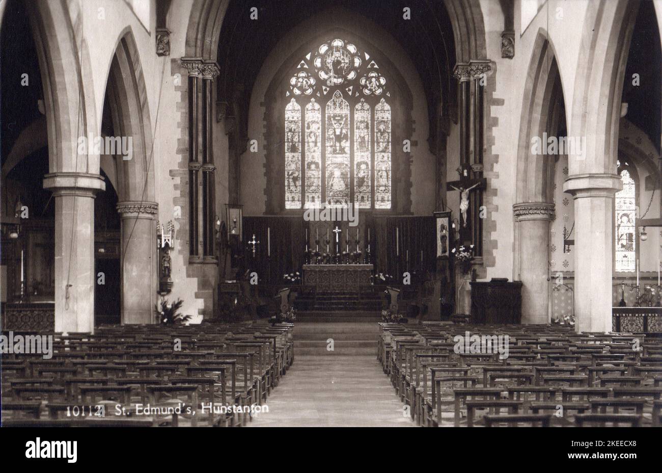 Das Innere der St. Edmund's Church, Hunstanton, Norfolk mit Blick nach Osten, nach einer Postkarte aus dem Jahr 1930s. Die Kirche wurde von Frederick Preedy entworfen und die Bauarbeiten begannen 1865. Das ursprüngliche Design forderte einen nordwestlichen Turm, aber dieser wurde nie aus Mangel an Mitteln gebaut. Stockfoto