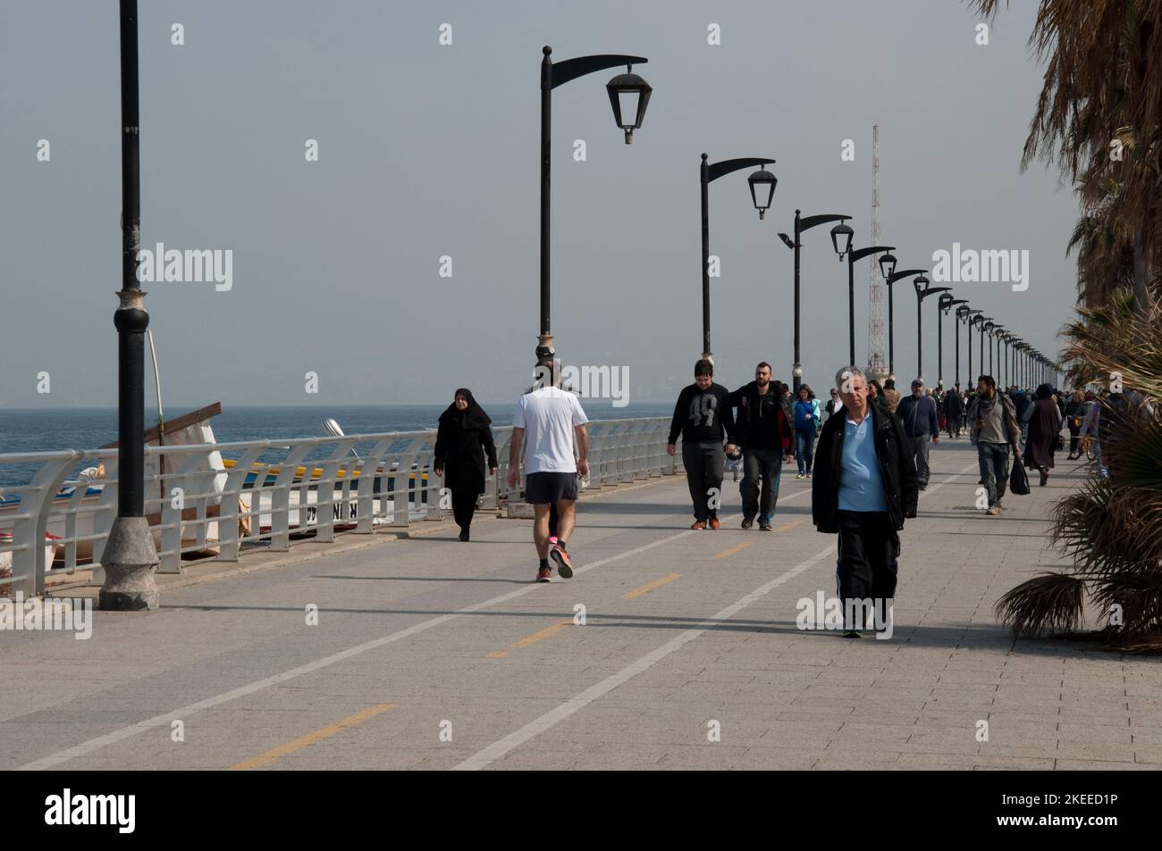 Menschen, die entlang der Corniche, Beirut, Libanon und dem Nahen Osten wandern. Ein Spaziergang entlang der Corniche ist eine beliebte Beschäftigung der Libanesen. Stockfoto