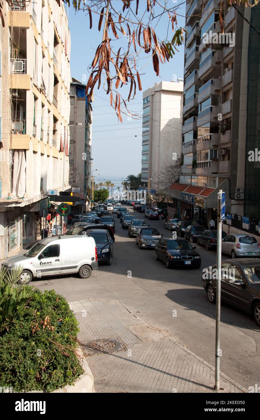 Blick auf die Straße mit Mittelmeer am Ende der Straße, Beirut, Libanon, Naher Osten Stockfoto