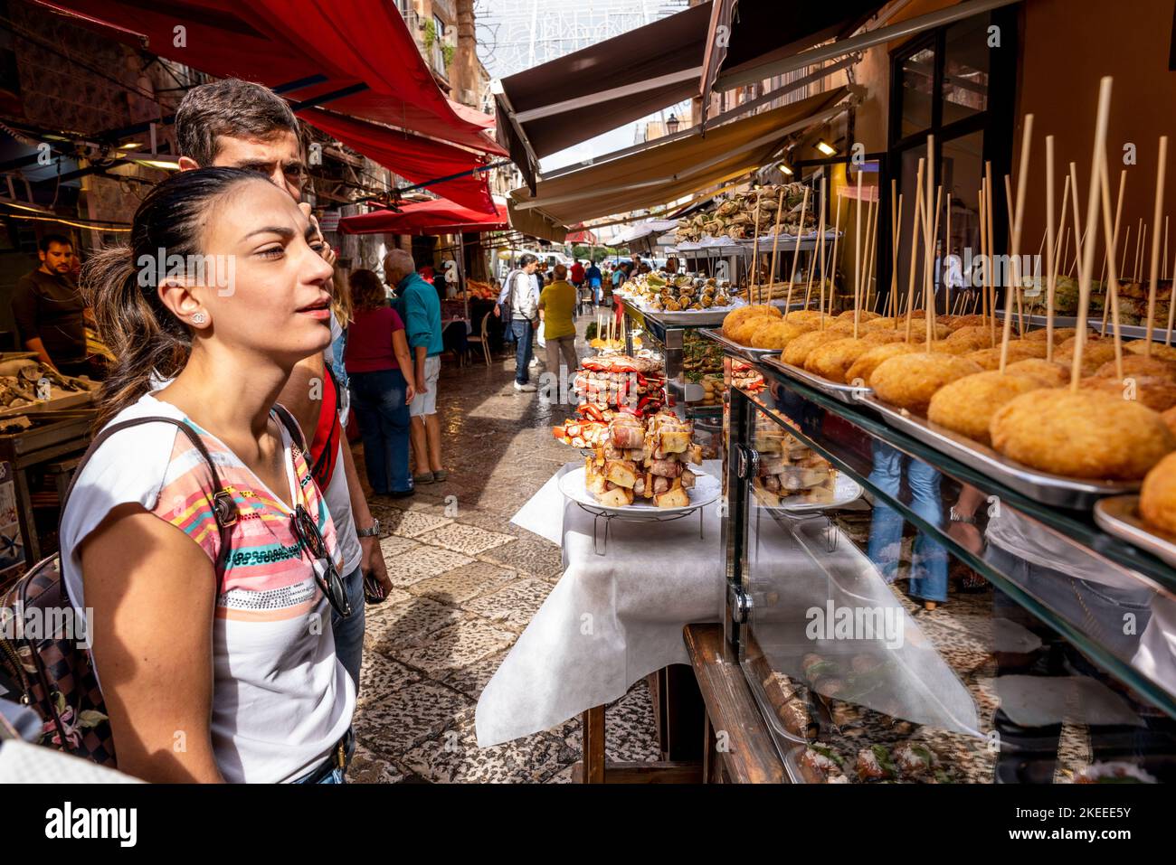 Ein Paar, das Mittagessen an Einem Imbissstand im Capo Markt (Mercado del Capo), Palermo, Sizilien, Italien kauft. Stockfoto