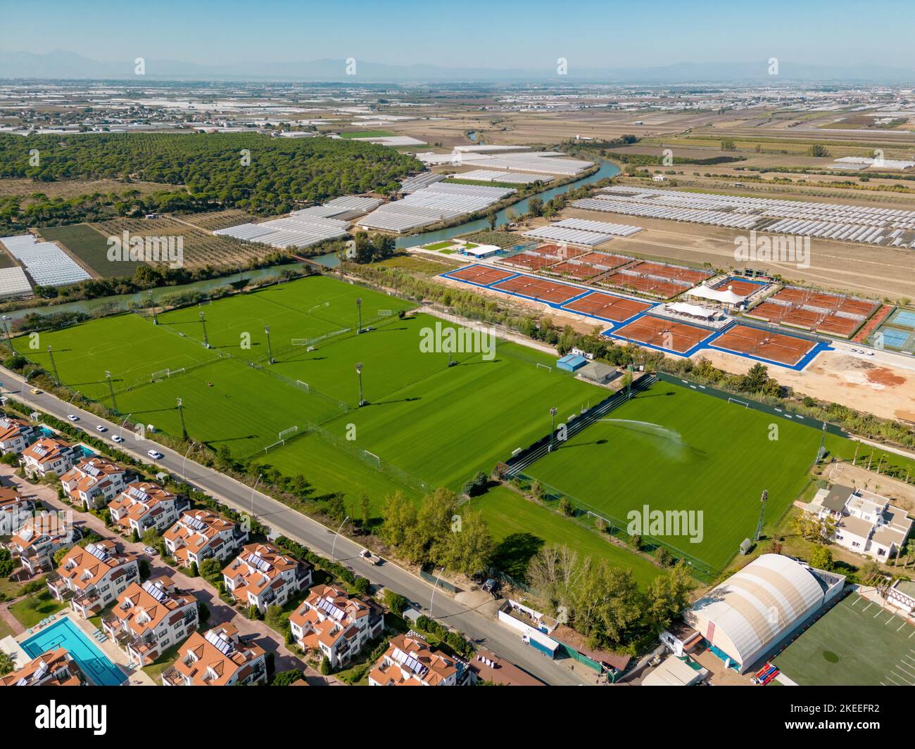 Luftaufnahme der Außensportanlage mit Fußballfeldern und Tennisplätzen Stockfoto