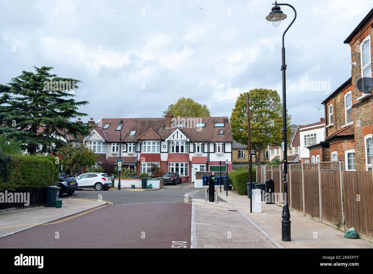 London - November 2022: Straße der Häuser in Hanwell, einem Wohnvorort im Westen Londons Stockfoto