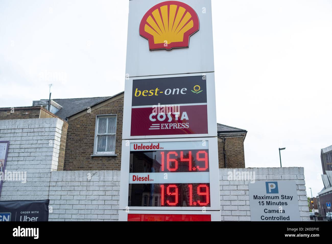 London - November 2022: Shell Service Station Preise und Best One Convenience Store mit Costa Express in West Ealing. Stockfoto