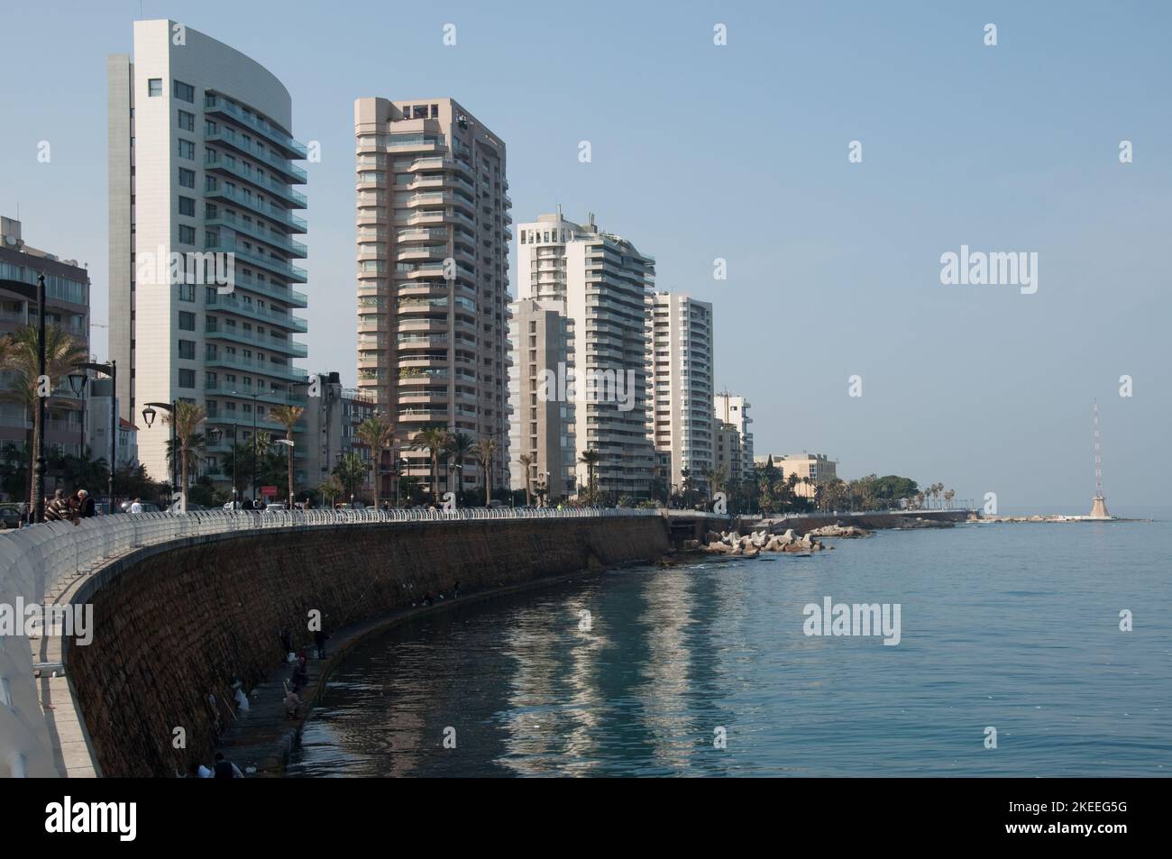 Corniche, Beirut, Libanon, Naher Osten. Ein Spaziergang entlang der Corniche ist eine beliebte Beschäftigung der Libanesen. Stockfoto