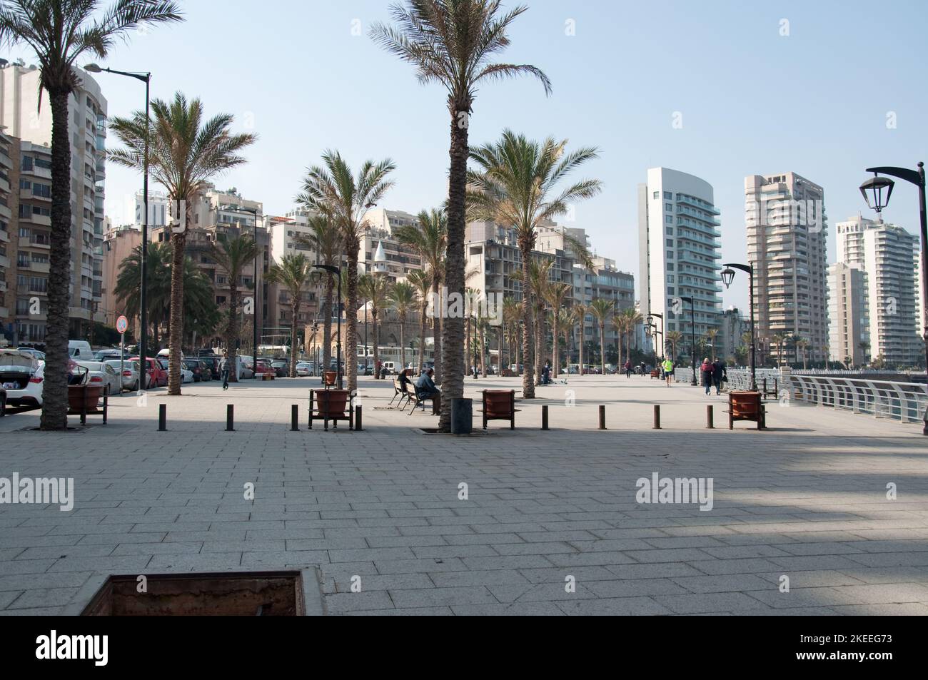 Corniche, Beirut, Libanon, Naher Osten. Ein Spaziergang entlang der Corniche ist eine beliebte Beschäftigung der Libanesen. Stockfoto