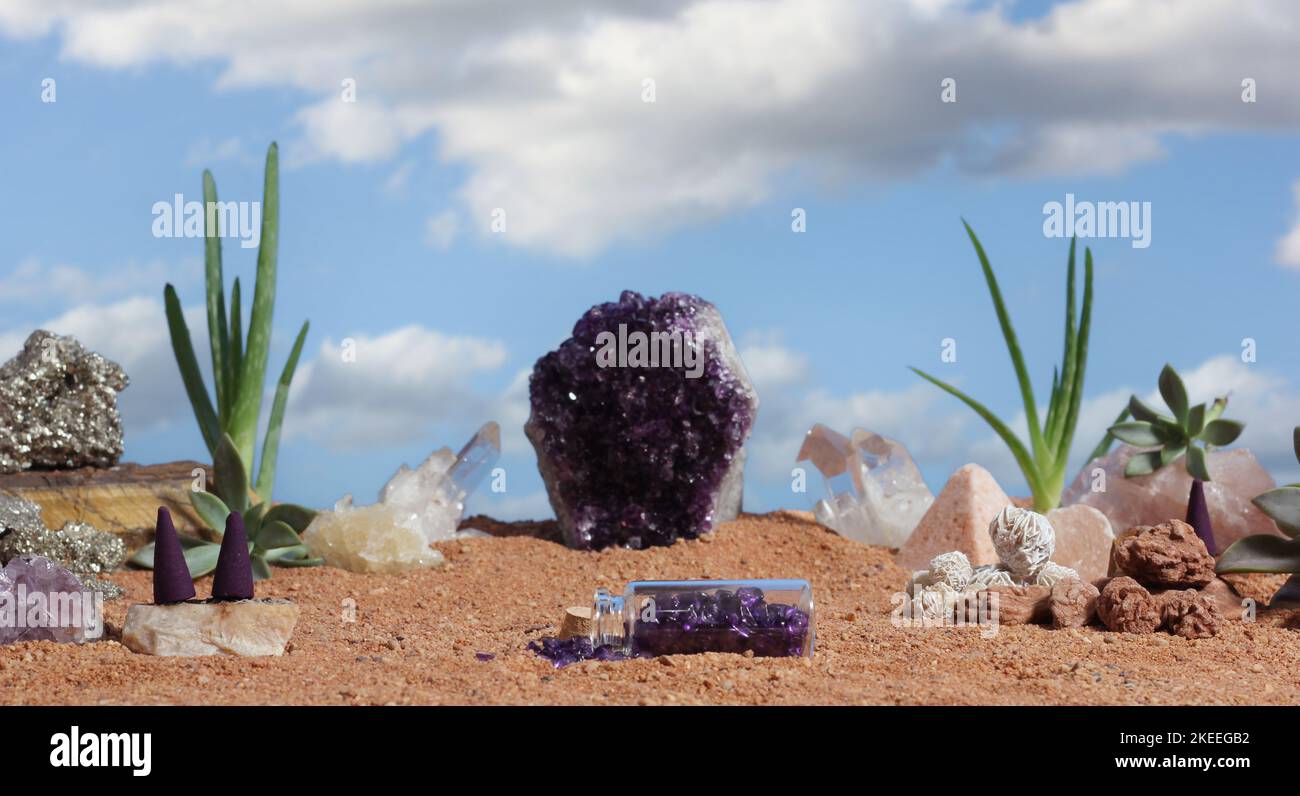 Chakra-Steine und Blumen auf australischem rotem Sand Stockfoto