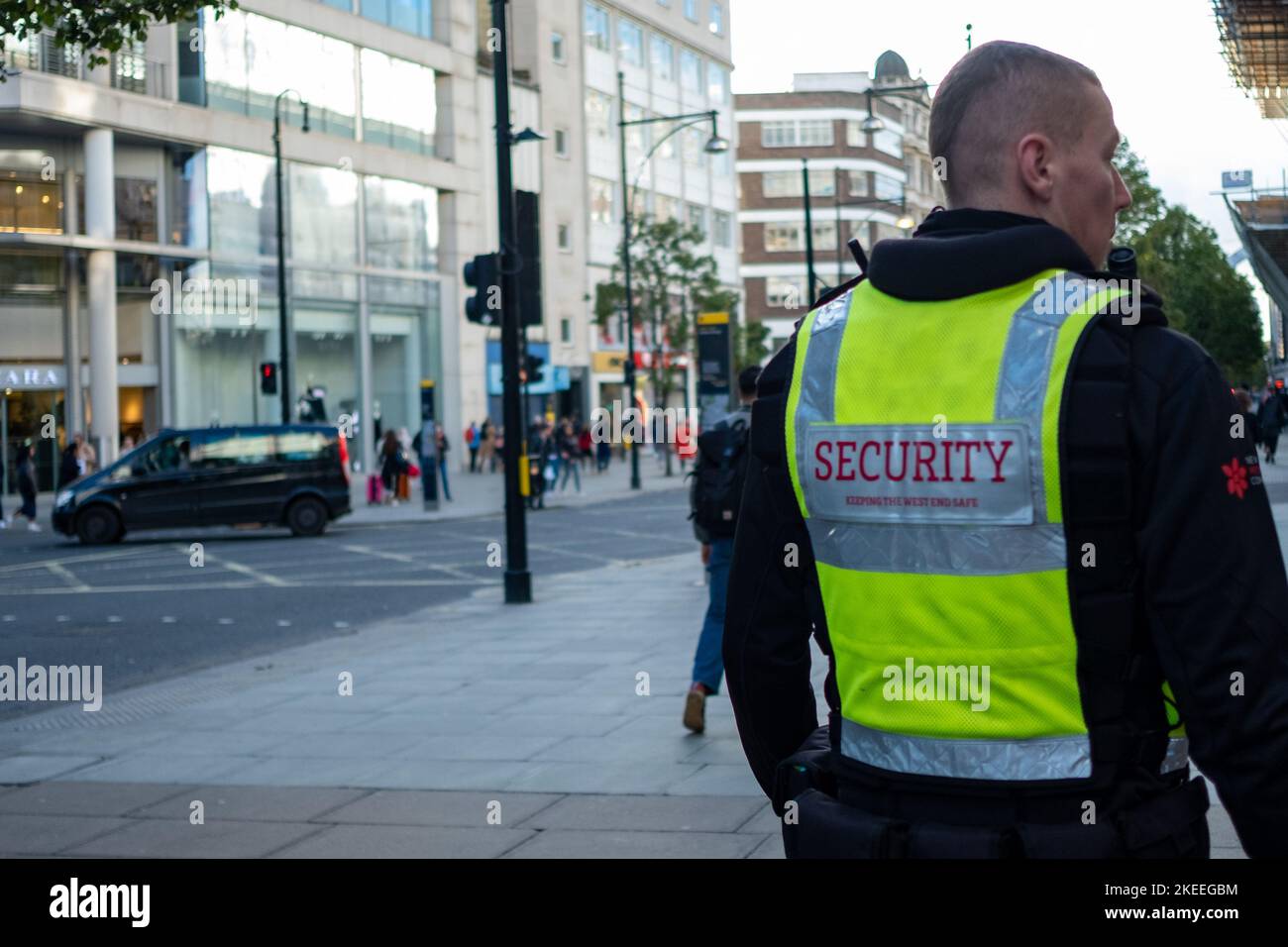 London - November 2022: Private Sicherheitsleute patrouillieren in der Oxford Street, wo Menschen für Diebstahl bestimmt sind Stockfoto