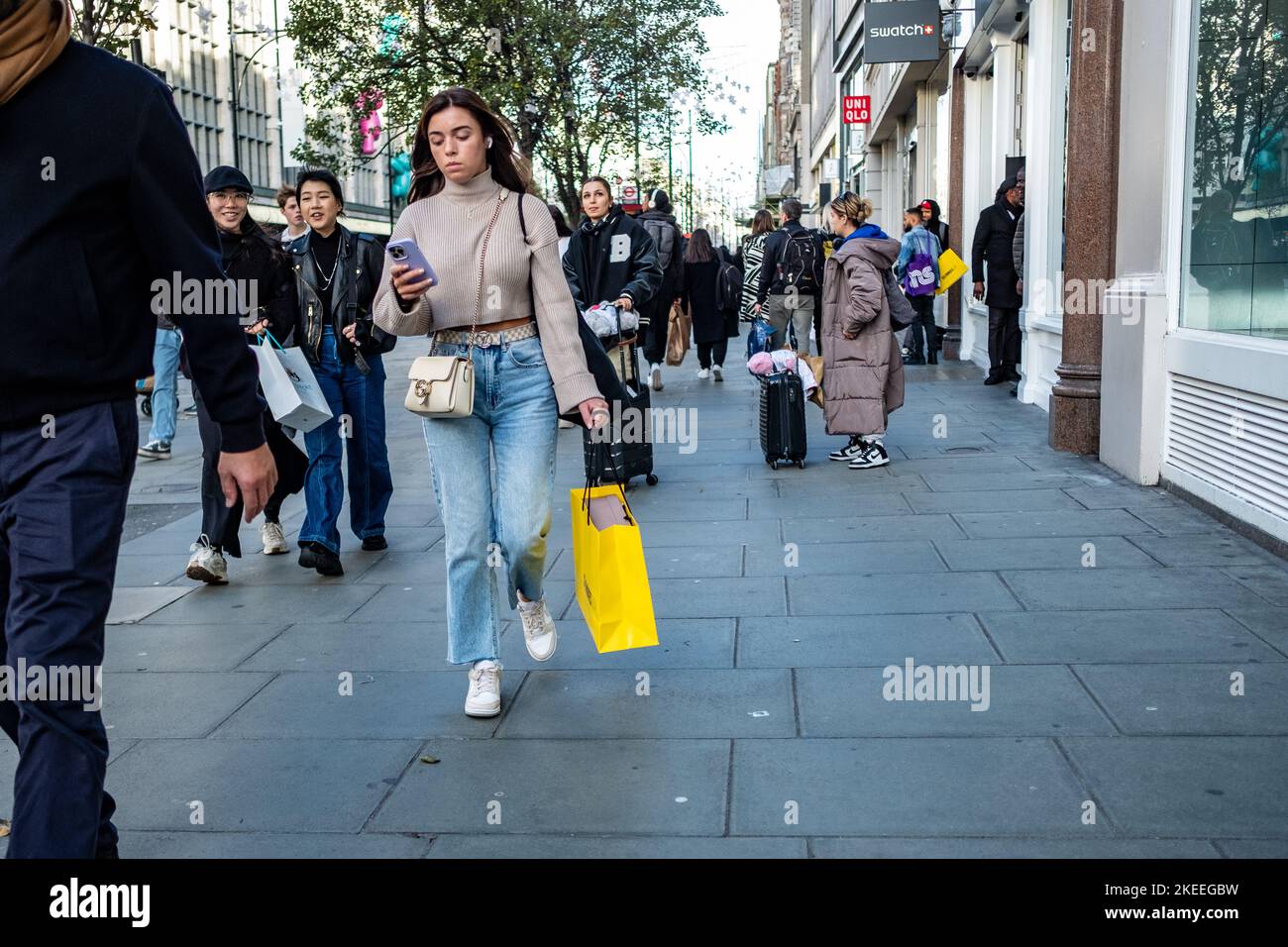 London – 2022. November: Shopper auf der Oxford Street, einer der Wahrzeichen der Stadt und eines der Einzelhandelsziele Stockfoto