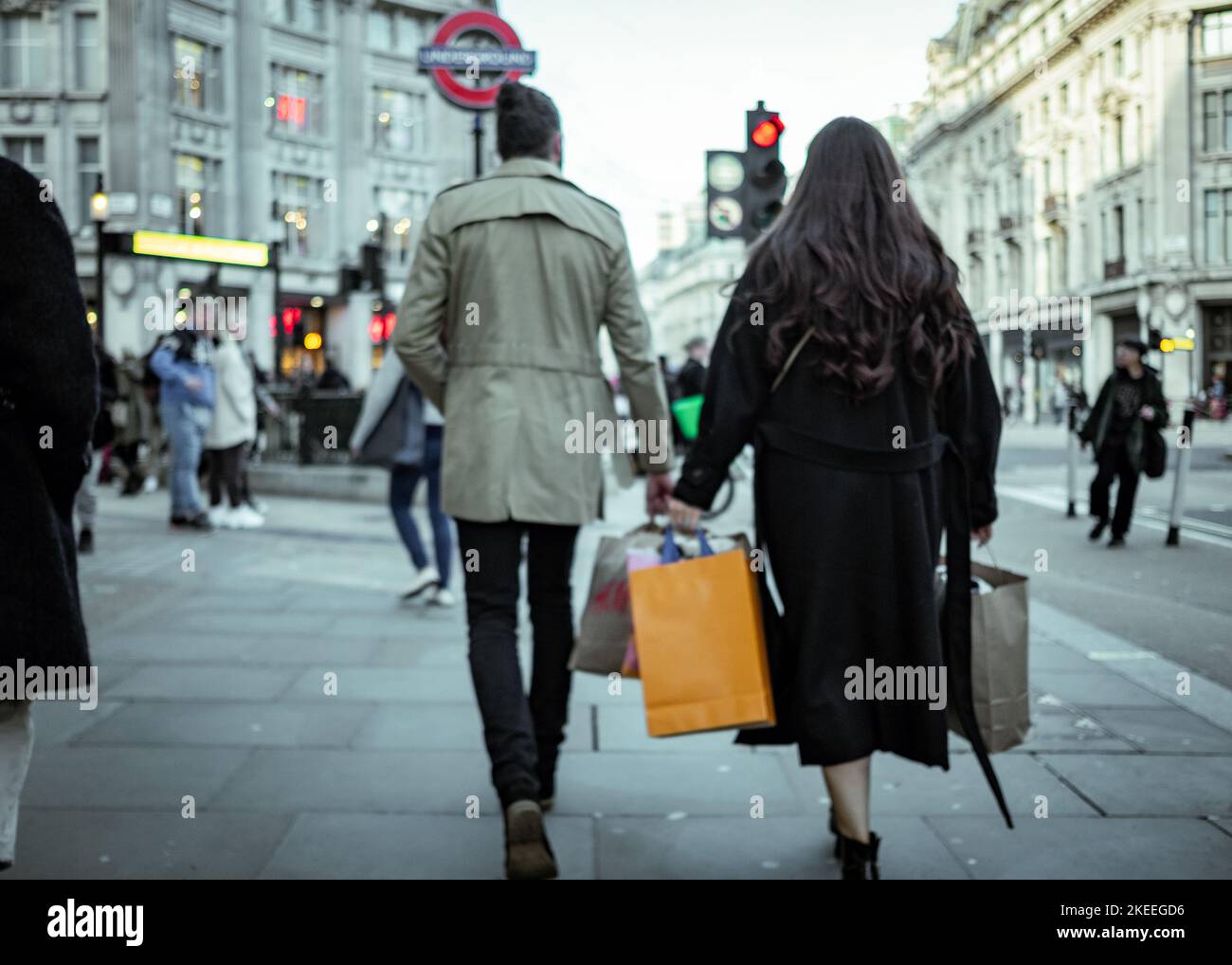 London – 2022. November: Shopper auf der Oxford Street, einer der Wahrzeichen der Stadt und eines der Einzelhandelsziele Stockfoto