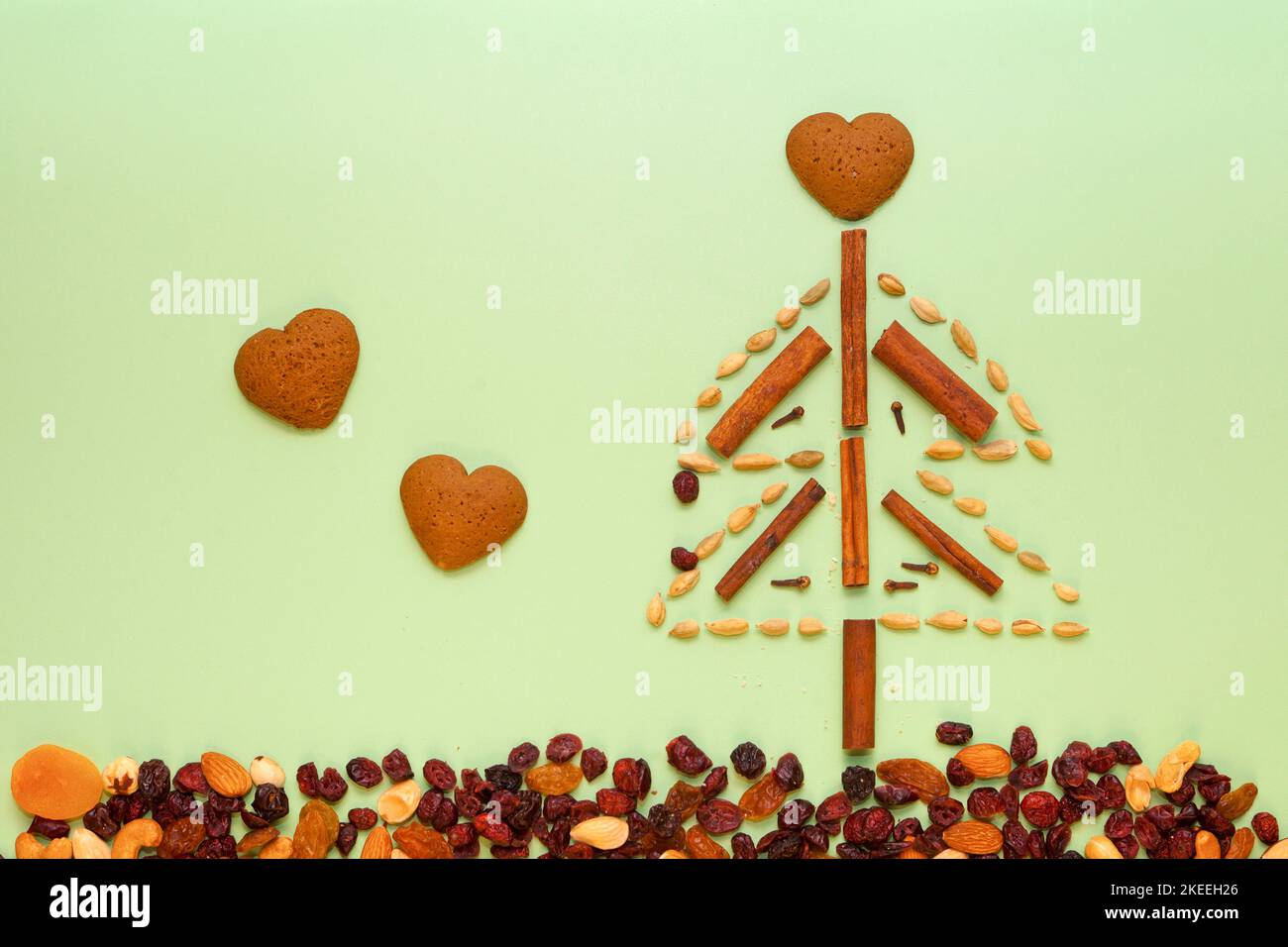 Zimt-weihnachtsbaum mit Nüssen und Lebkuchen. Handgefertigte Handarbeit aus Stöcken und natürlichen Materialien. Nachhaltige Weihnachten, keine Abfälle, ohne Plastik, Stockfoto
