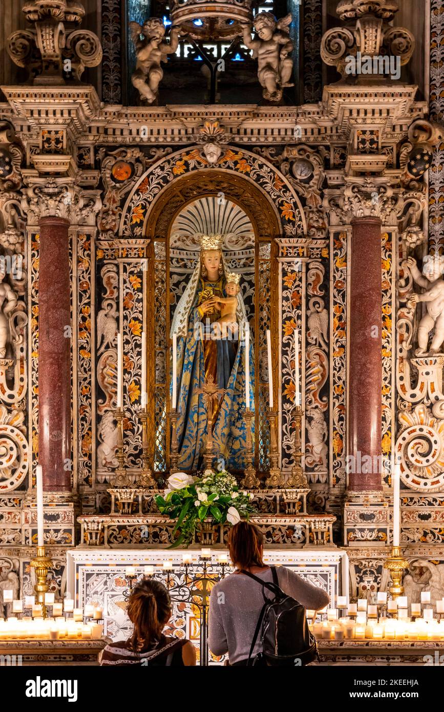 Menschen Beleuchtung Kerzen In Monreale Kathedrale, Palermo, Sizilien, Italien. Stockfoto