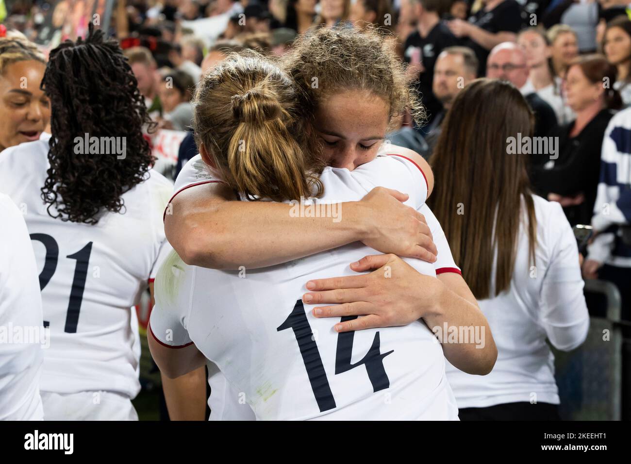 Die Engländerinnen Abby Dow und Lydia Thompson sehen nach der Niederlage Neuseelands nach dem Finale der Rugby-Weltmeisterschaft der Frauen im Eden Park in Auckland, Neuseeland, niedergeschlagen aus. Bilddatum: Samstag, 12. November 2022. Stockfoto