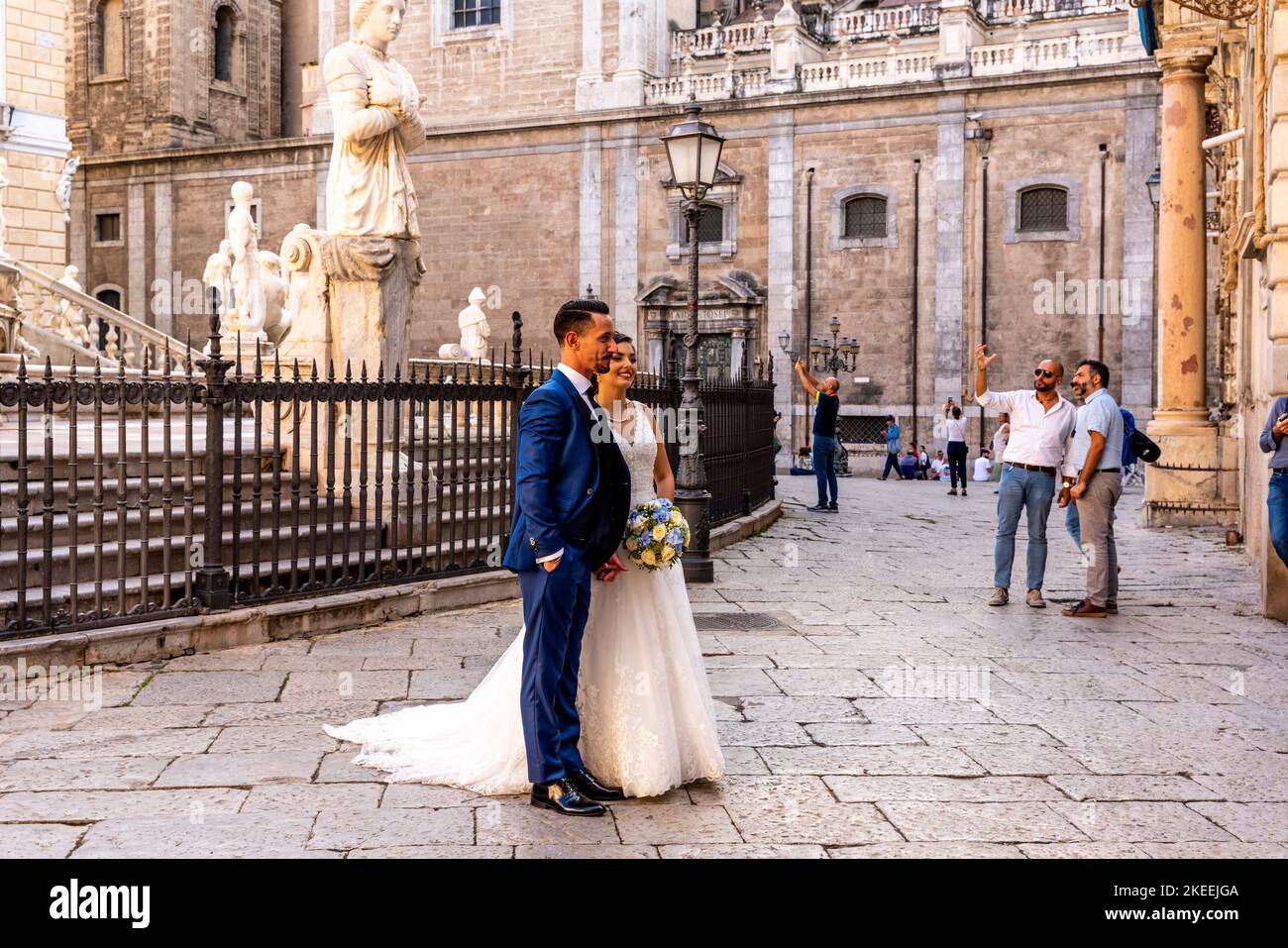Ein frisch verheiratetes sizilianisches Paar posiert für Hochzeitsfotos am Pretoria-Brunnen, Palermo, Sizilien, Italien. Stockfoto