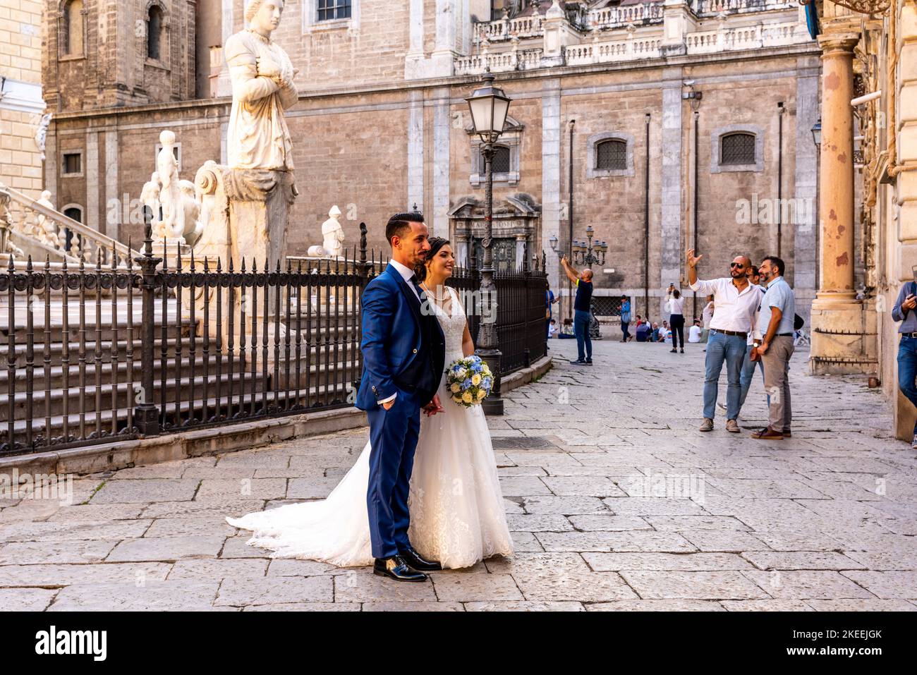 Ein frisch verheiratetes sizilianisches Paar posiert für Hochzeitsfotos am Pretoria-Brunnen, Palermo, Sizilien, Italien. Stockfoto