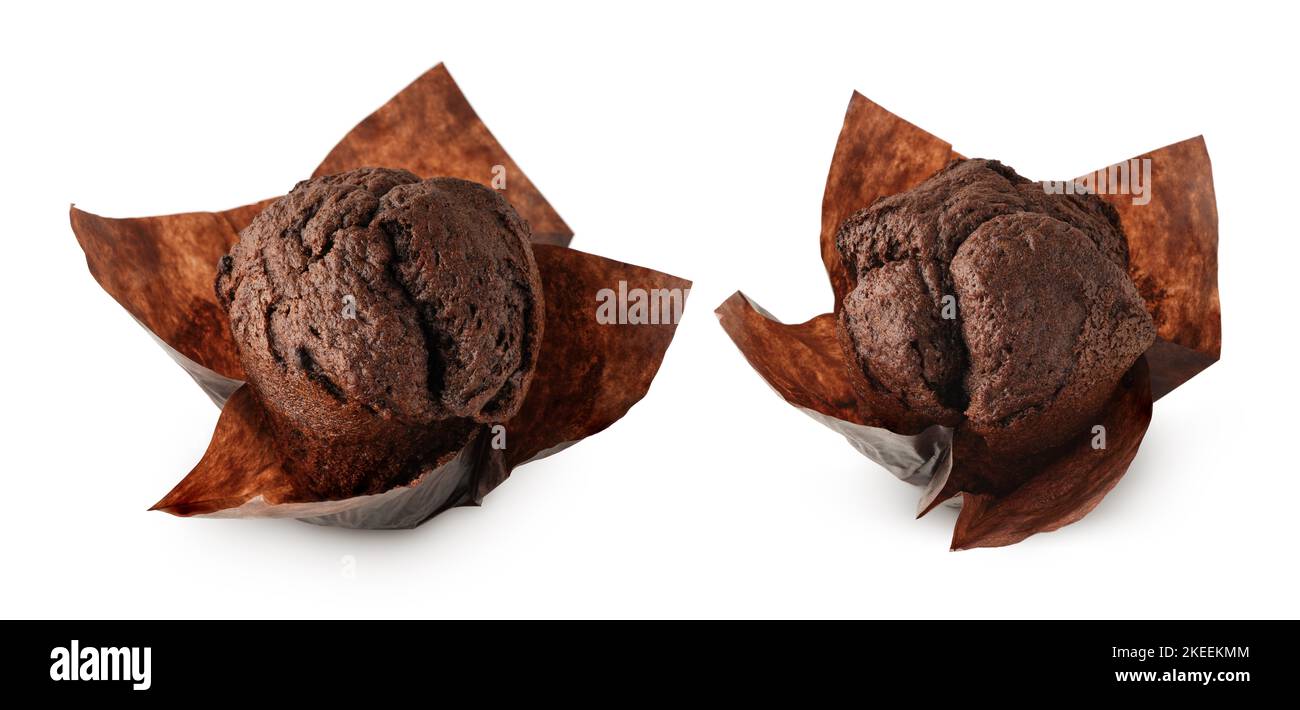 Zwei dunkle Schokoladenmuffins oder Cupcakes, isoliert auf weißem Hintergrund Stockfoto