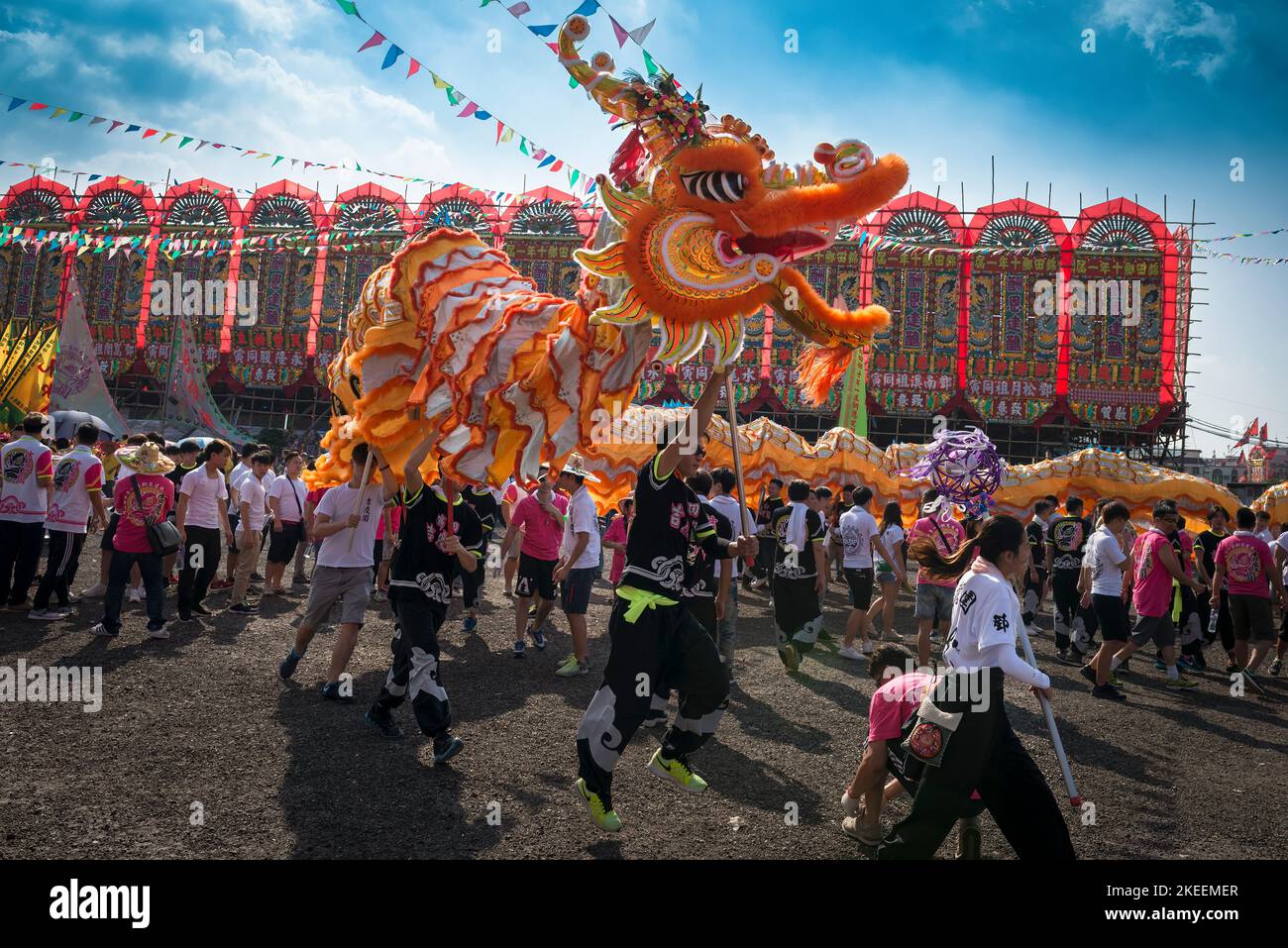 Dorfbewohner führen einen traditionellen, farbenfrohen Drachentanz auf dem zehnjährigen Da Jiu Festival-Gelände, kam Tin, New Territories, Hong Kong, 2015, auf Stockfoto