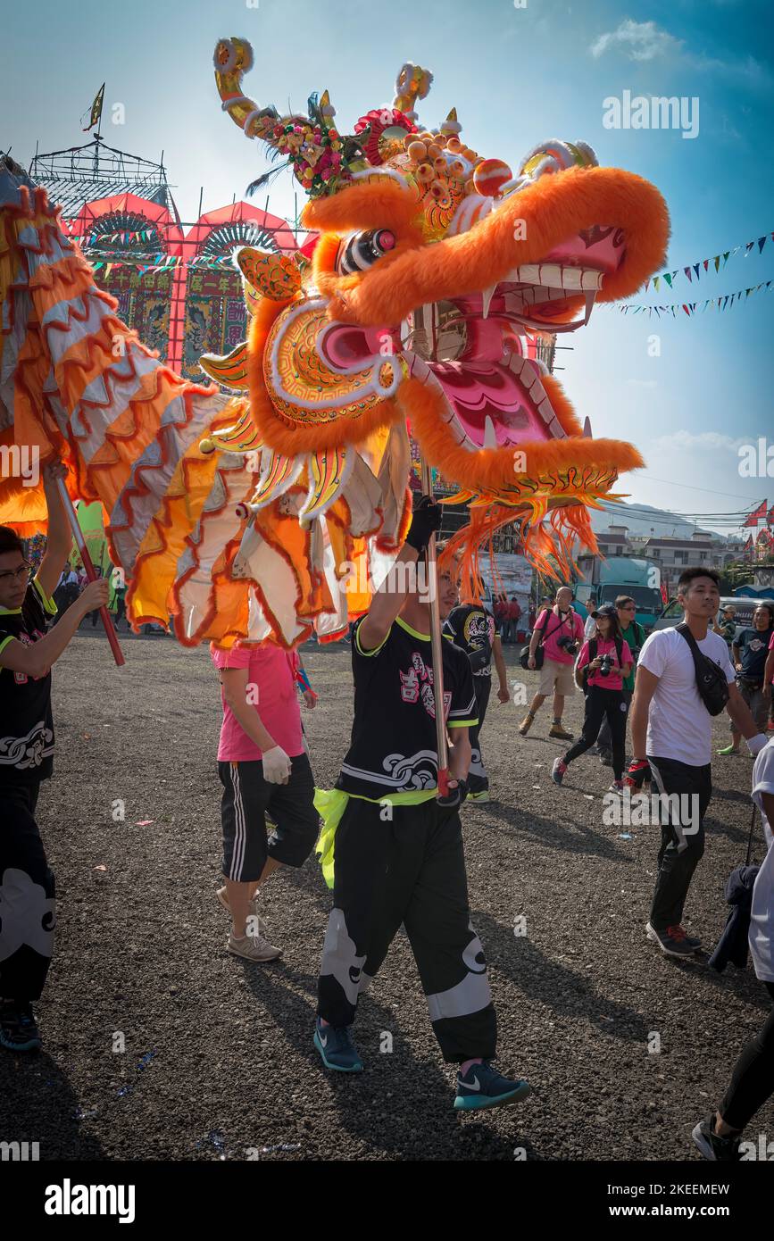 Dorfbewohner führen einen traditionellen, farbenfrohen Drachentanz auf dem zehnjährigen Da Jiu Festival-Gelände, kam Tin, New Territories, Hong Kong, 2015, auf Stockfoto