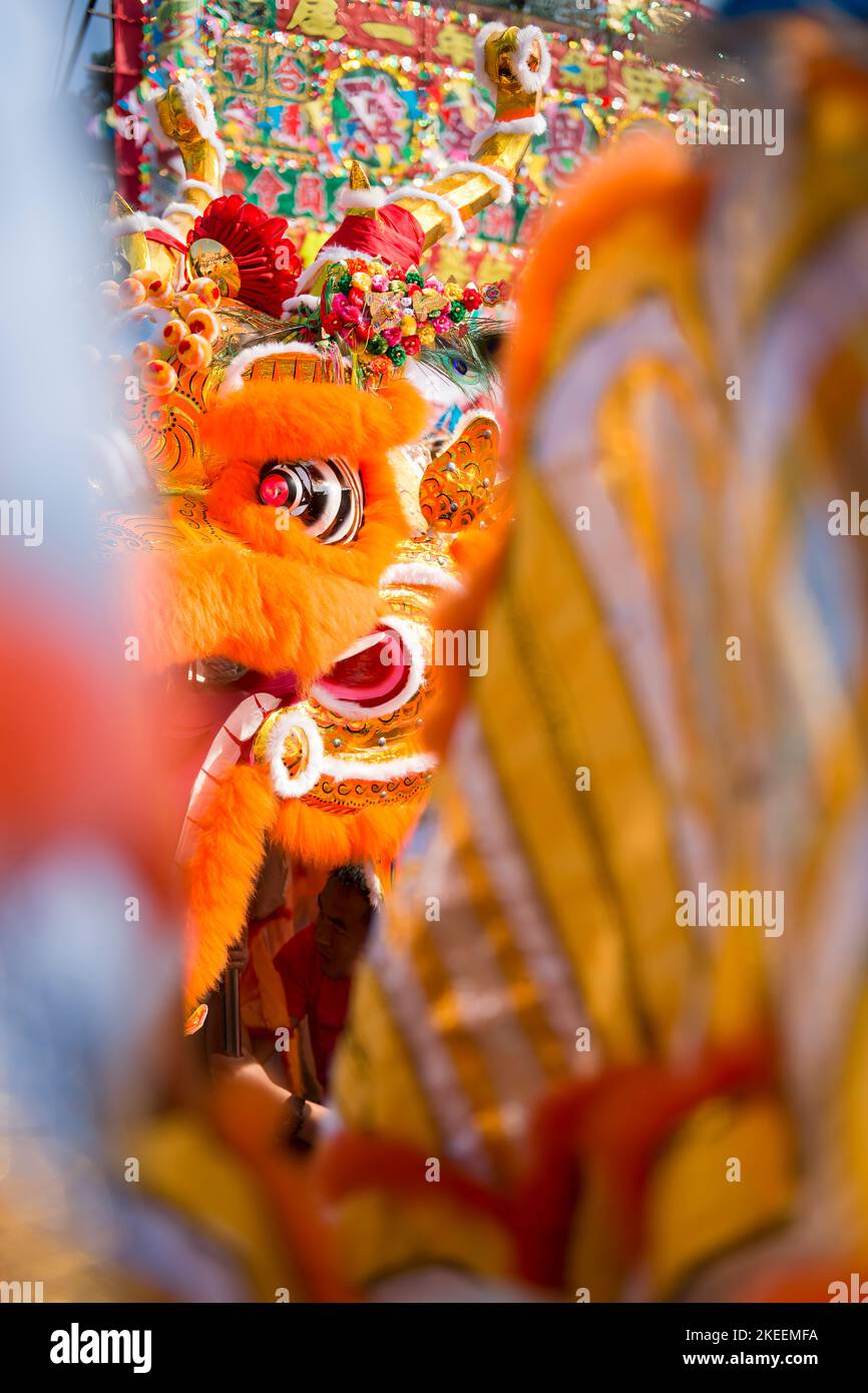 Dorfbewohner führen einen traditionellen, farbenfrohen Drachentanz auf dem zehnjährigen Da Jiu Festival-Gelände, kam Tin, New Territories, Hong Kong, 2015, auf Stockfoto