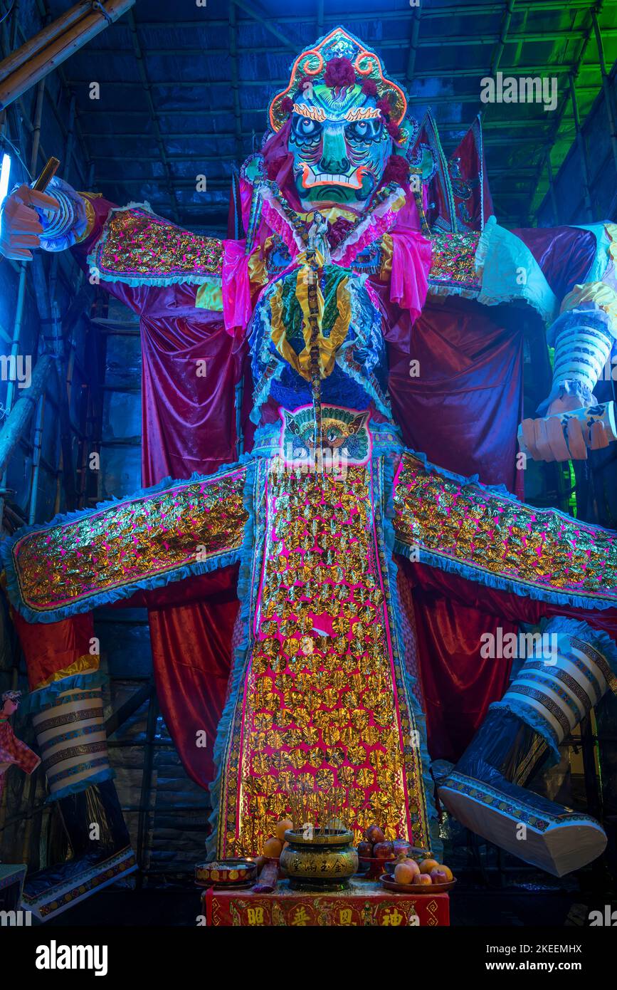 Riesiges Bildnis des Geisterkönigs bei Nacht auf dem zehnjährigen Da Jiu-Festivalgelände, kam Tin, New Territories, Hong Kong, 2015 Stockfoto