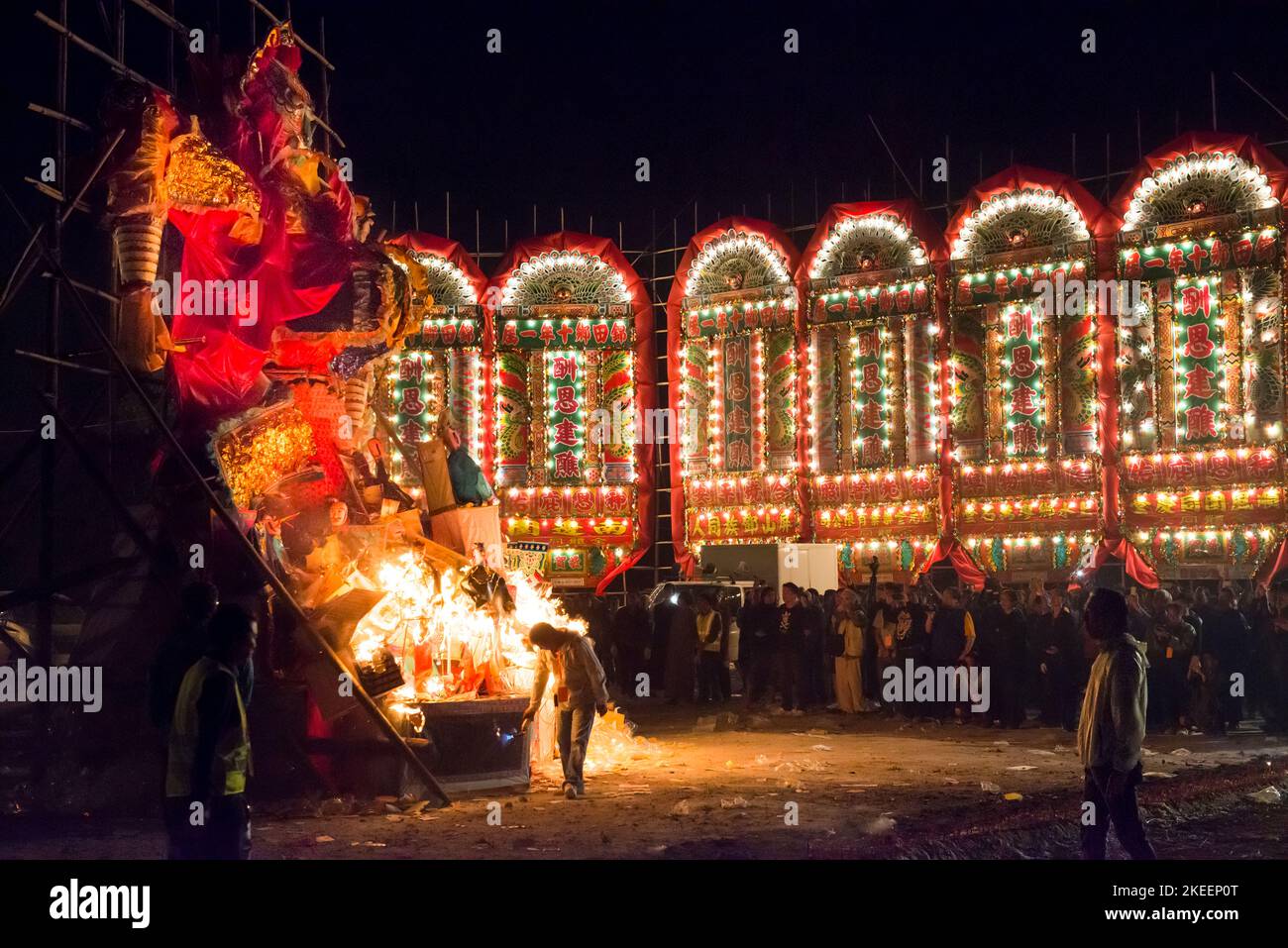 Die Verbrennung des Bildnis des Geisterkönigs bei der Klimazeremonie des zehnjährigen Da Jiu Festivals, kam Tin, New Territories, Hong Kong, 2015 Stockfoto