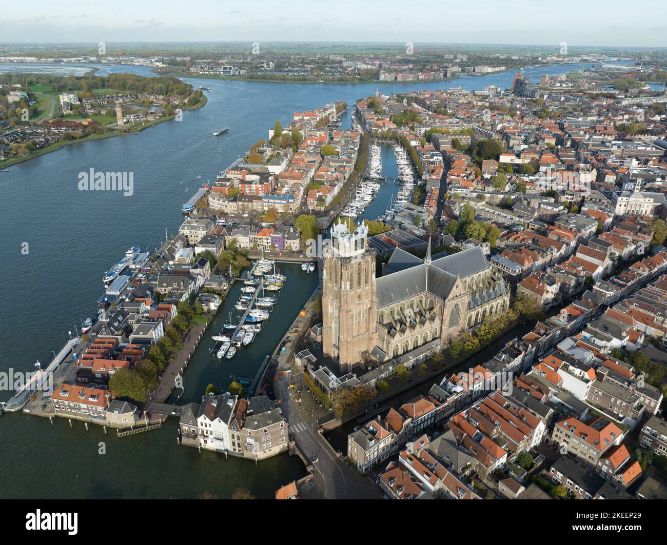 Stadtzentrum von Dordrecht, Dordt, Südholland, die niederländische Skyline entlang des Oude Maas-Flusskanals. Grote Kerk und historisches traditionelles Erbe Stockfoto