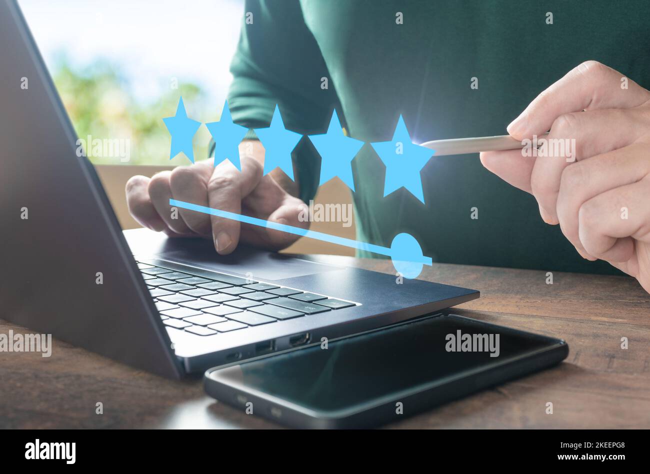 5 Sterne Bewertung. Geschäftsfrau Hand arbeiten auf Laptop mit 5-Sterne-Taste auf dem visuellen Bildschirm zu bewerten gute Bewertung. Kundendienst, Ranking und Feedb Stockfoto