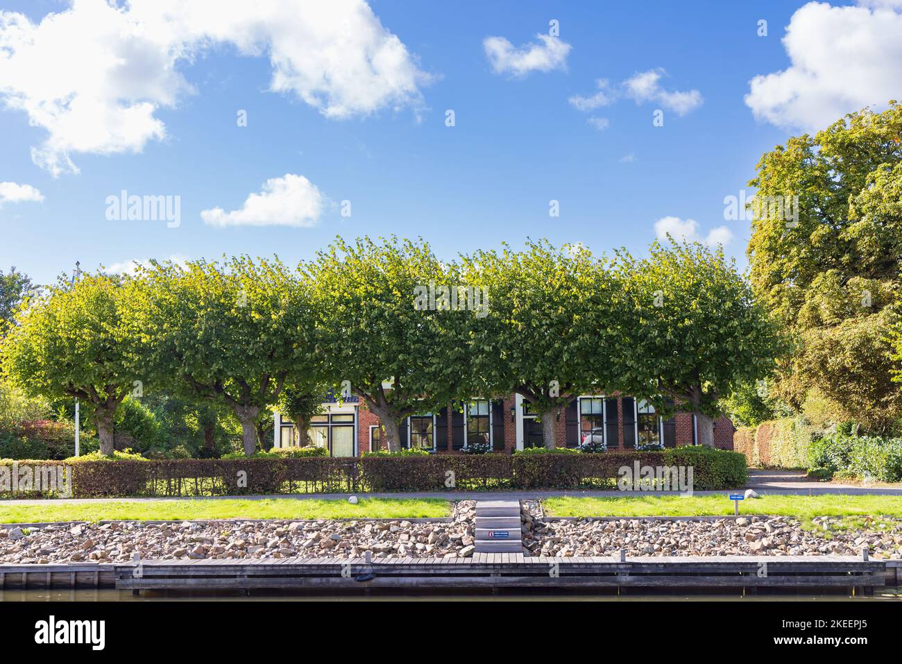 Panoramabilder des kleinen Dorfes Briltil, Gemeinde Westerkwartier in der Provinz Groningen in den Niederlanden Stockfoto