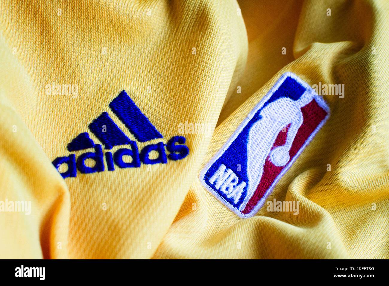 NBA-Logo „National Basketball Association“ North American Professional National League mit dem Adidas-Logo auf dem Mannschaftstrikot von Los Angeles Lakers Stockfoto