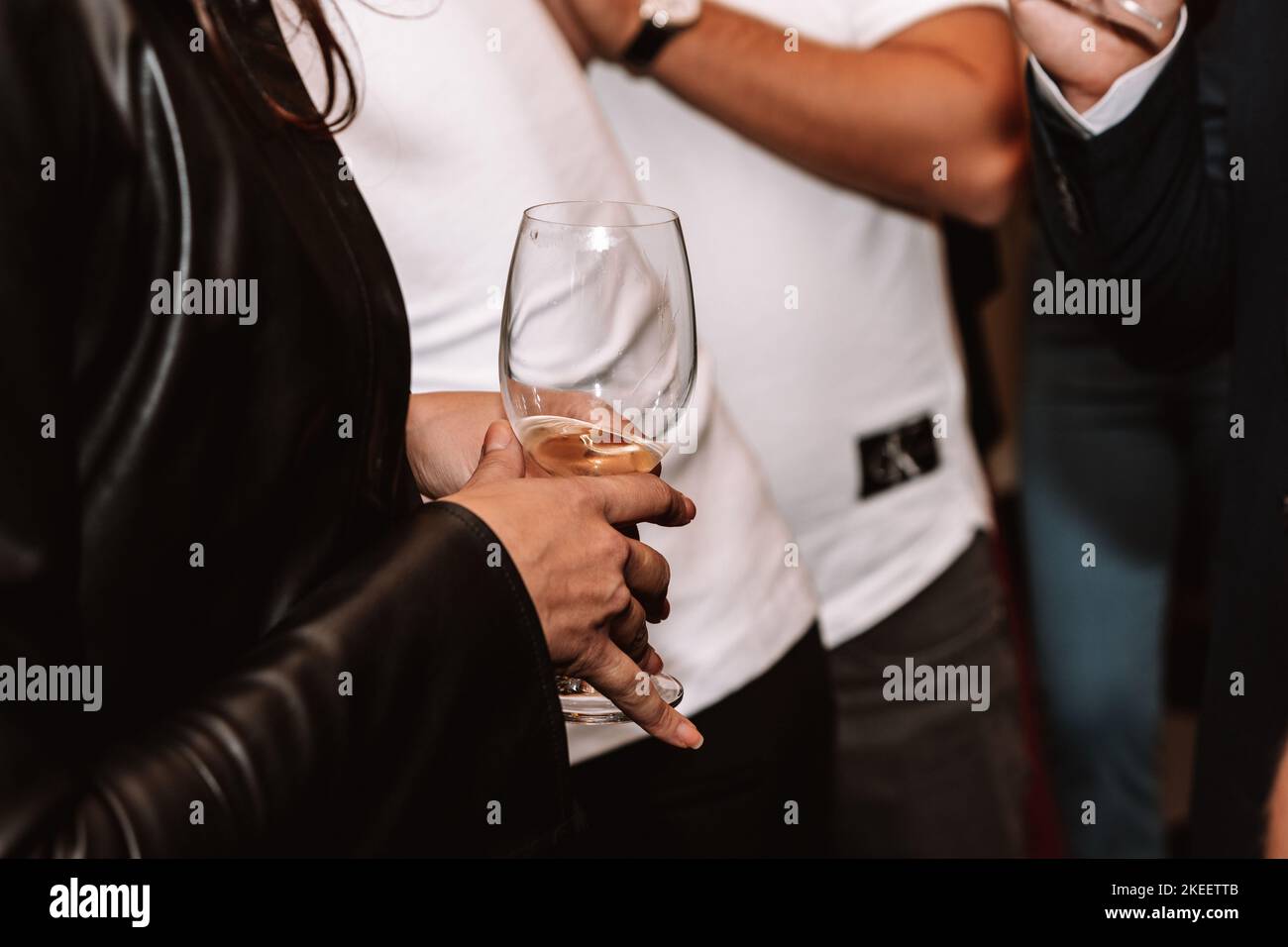 Ein Glas Premium-Weißwein mit Freunden und Weinliebhabern. Stockfoto