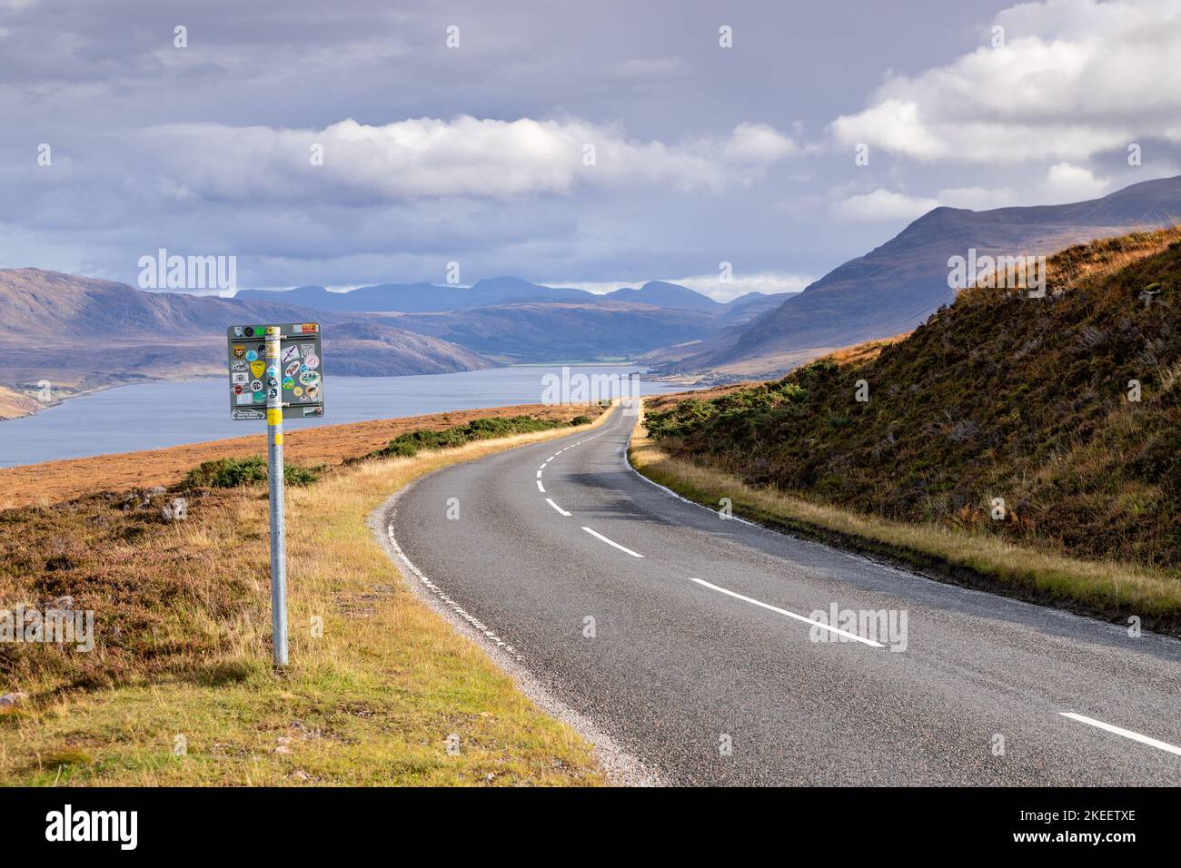 Straße entlang Little Loch Broom im schottischen Hochland Stockfoto